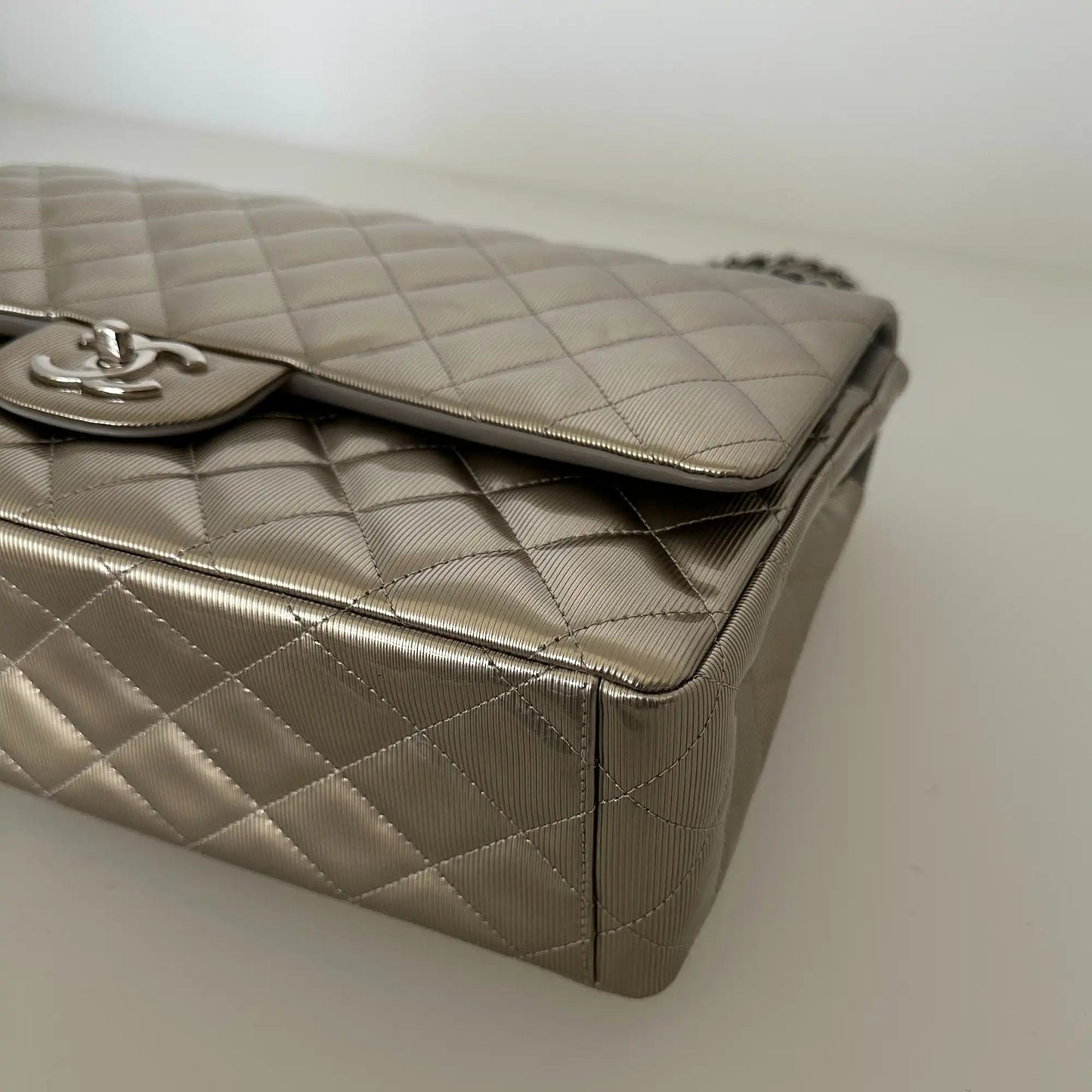 Chanel Timeless Maxi Double Flap Bag Champagner geprägtes Leder mit Iridescent-Finish selten / neuwertig Chanel