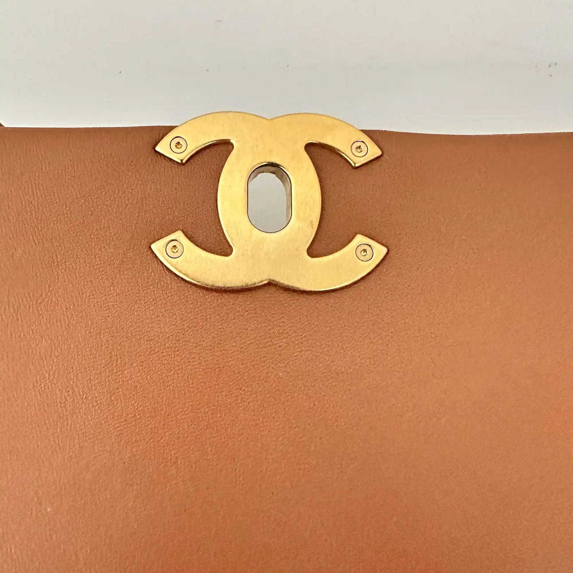 Chanel 19 Flap Bag Medium Tasche glänzendes Lammleder Caramel / sehr gut Chanel
