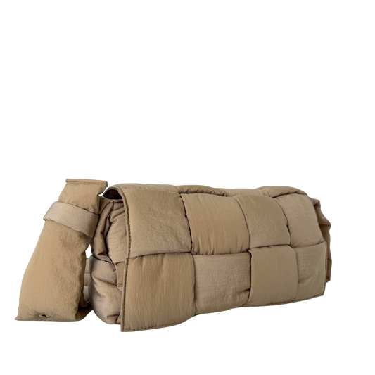 Bottega Veneta Medium Padded Tech Cassette Tasche Sesame Beige / neuwertig Bottega Veneta