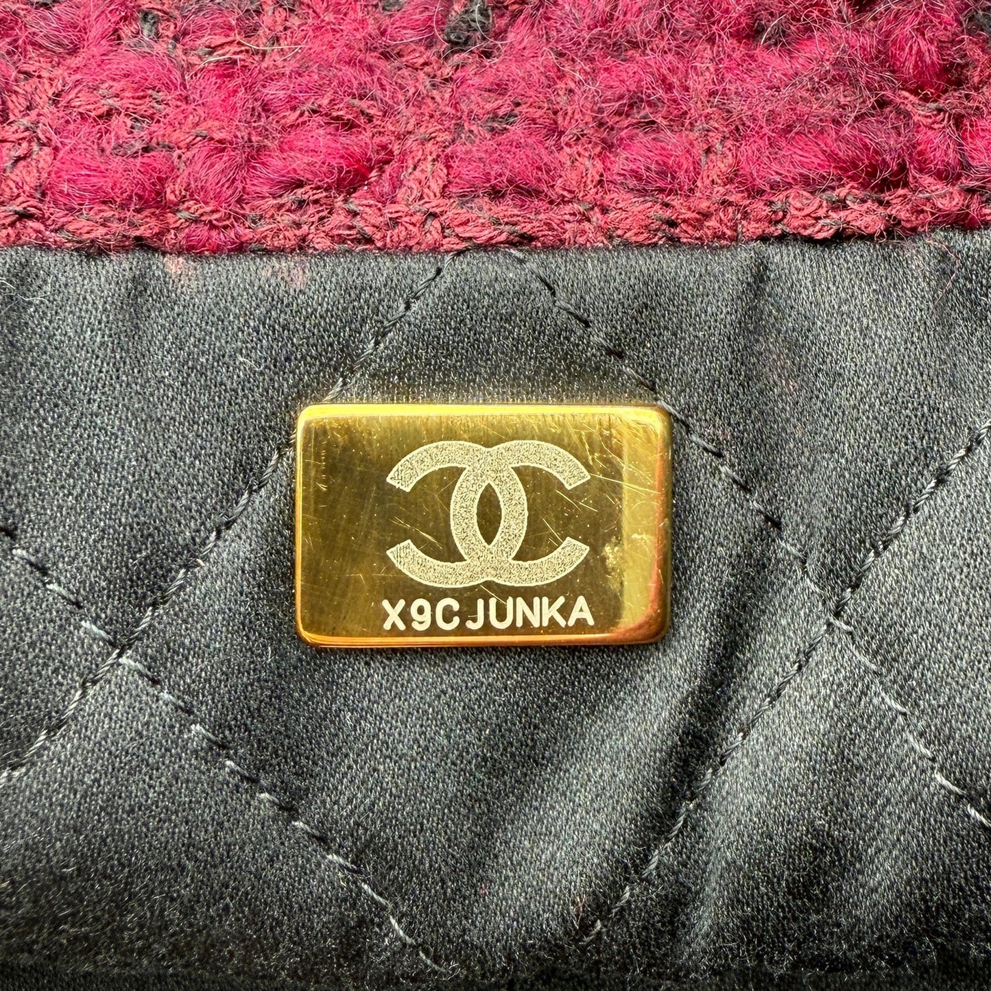 Chanel 22 mittelgroße Hobobag aus Tweed Burgunderrot goldene Hardware / neuwertig Chanel