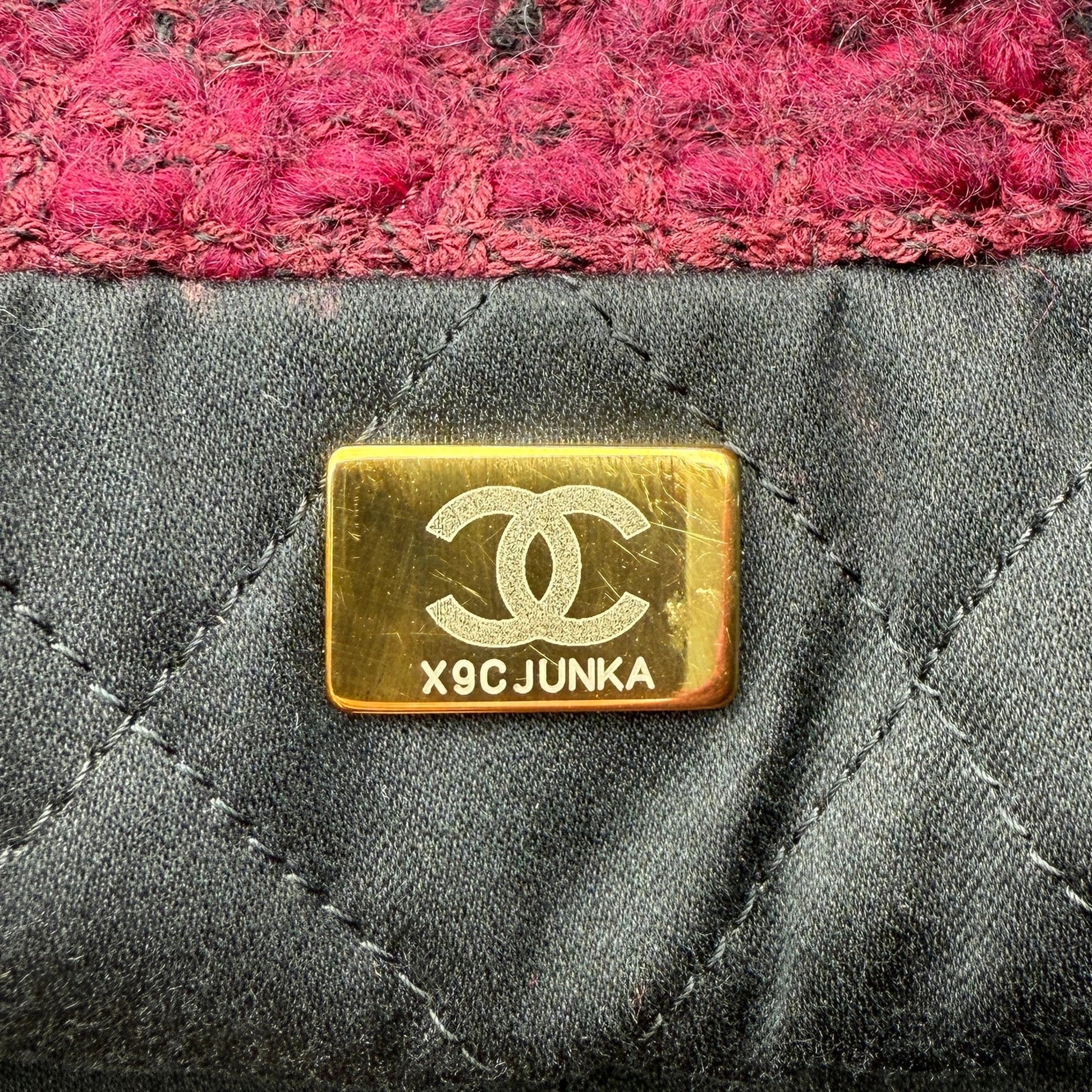 Chanel 22 mittelgroße Hobobag aus Tweed Burgunderrot goldene Hardware / neuwertig Chanel