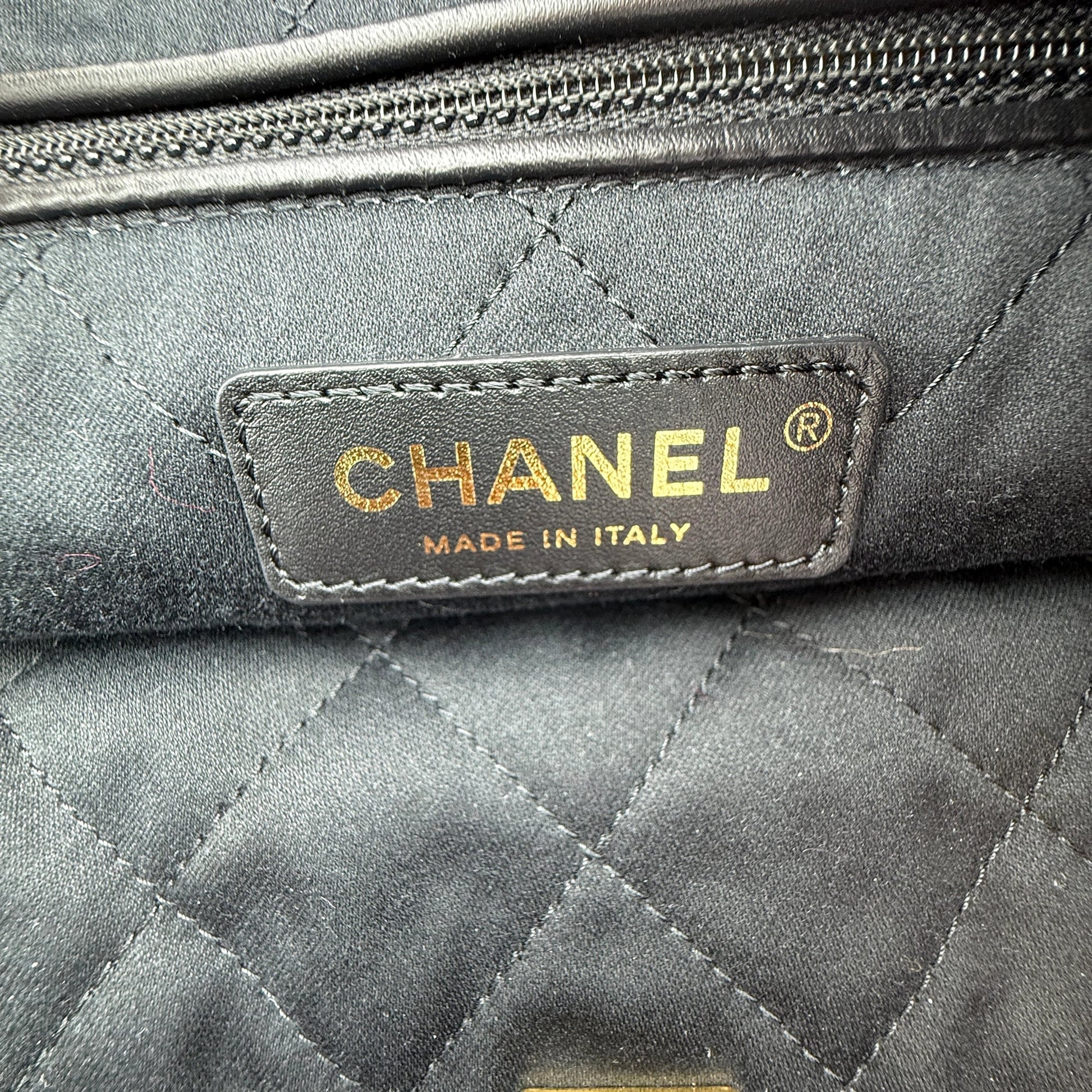 Chanel 22 mittelgroße Hobobag aus Tweed Burgunderrot goldene Hardware / neuwertig Chanel