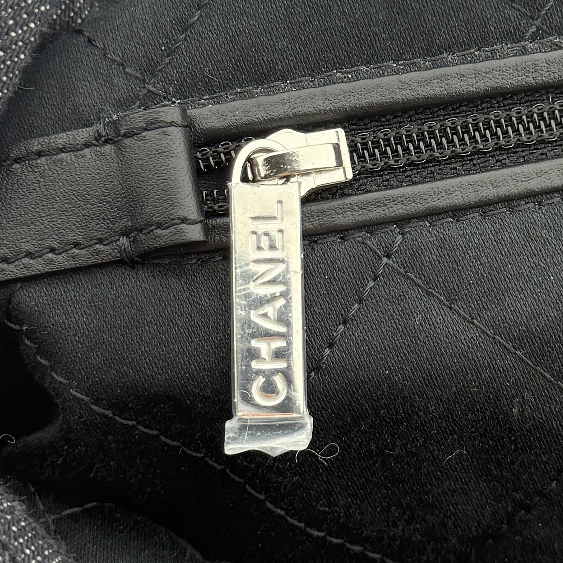 Chanel 22 mittelgroße Hobobag aus Denim Schwarz silberne Hardware / neuwertig Chanel