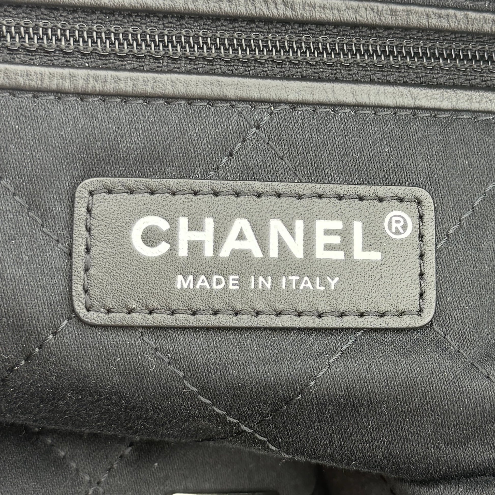 Chanel 22 mittelgroße Hobobag aus Denim Schwarz silberne Hardware / neuwertig Chanel
