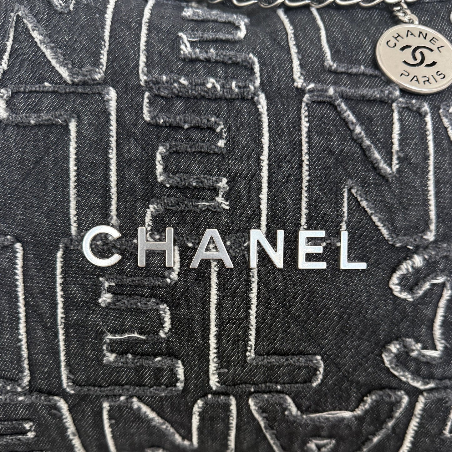 Chanel 22 mittelgroße Hobobag aus Denim Schwarz silberne Hardware / neuwertig Chanel