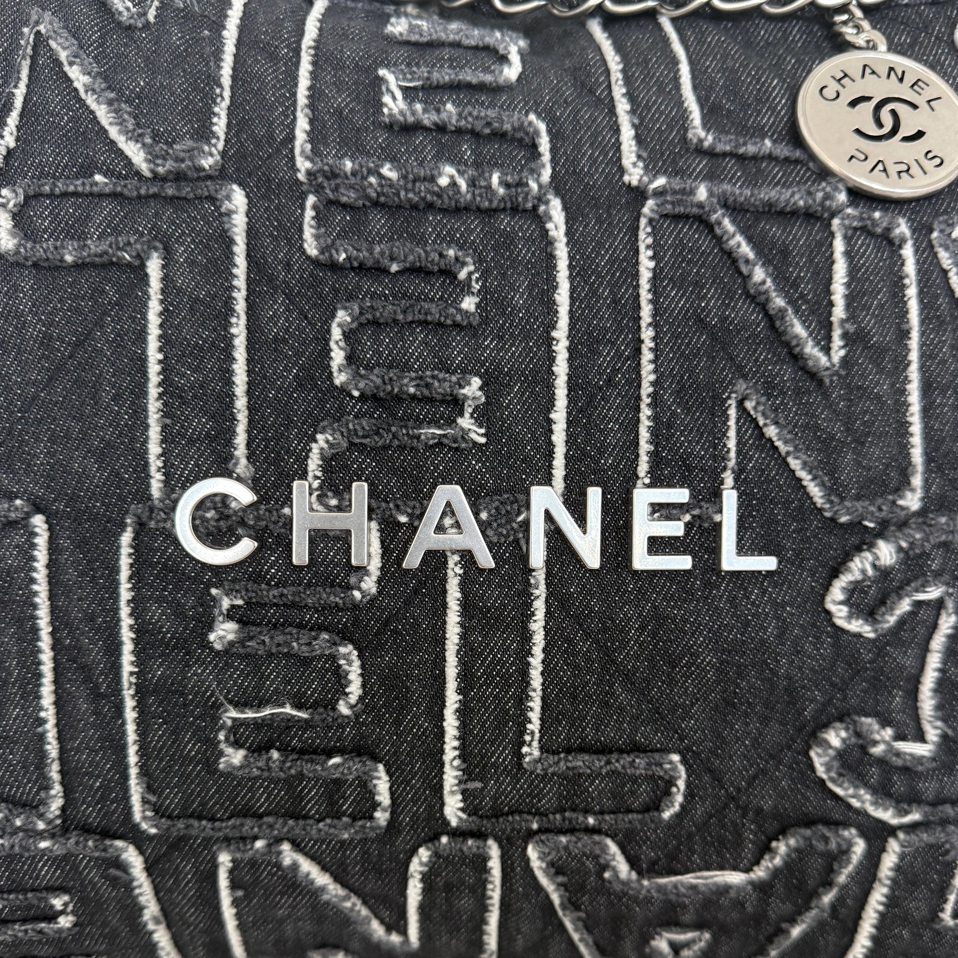 Chanel 22 mittelgroße Hobobag aus Denim Schwarz silberne Hardware / neuwertig Chanel