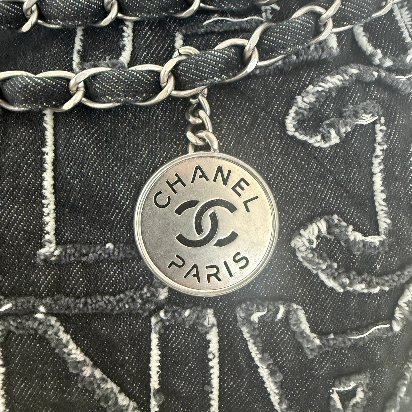 Chanel 22 mittelgroße Hobobag aus Denim Schwarz silberne Hardware / neuwertig Chanel