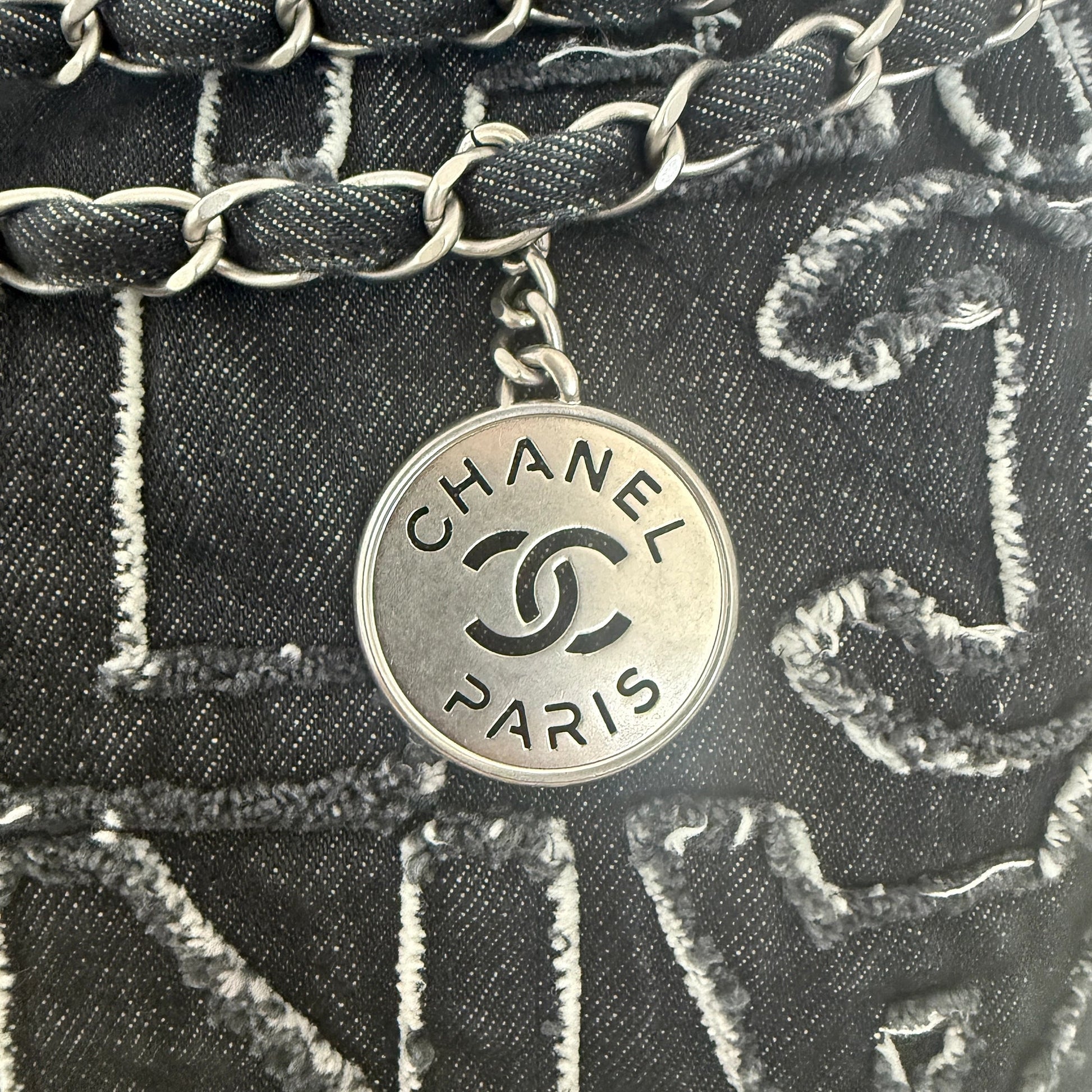 Chanel 22 mittelgroße Hobobag aus Denim Schwarz silberne Hardware / neuwertig Chanel