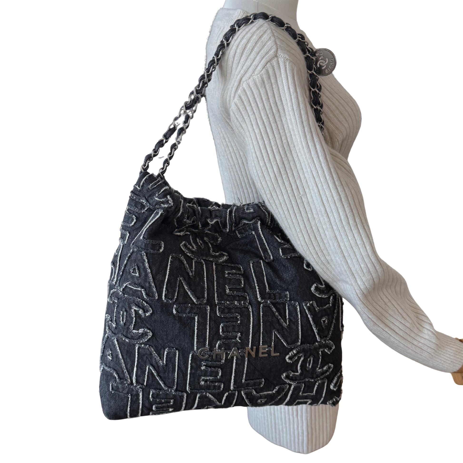 Chanel 22 mittelgroße Hobobag aus Denim Schwarz silberne Hardware / neuwertig Chanel