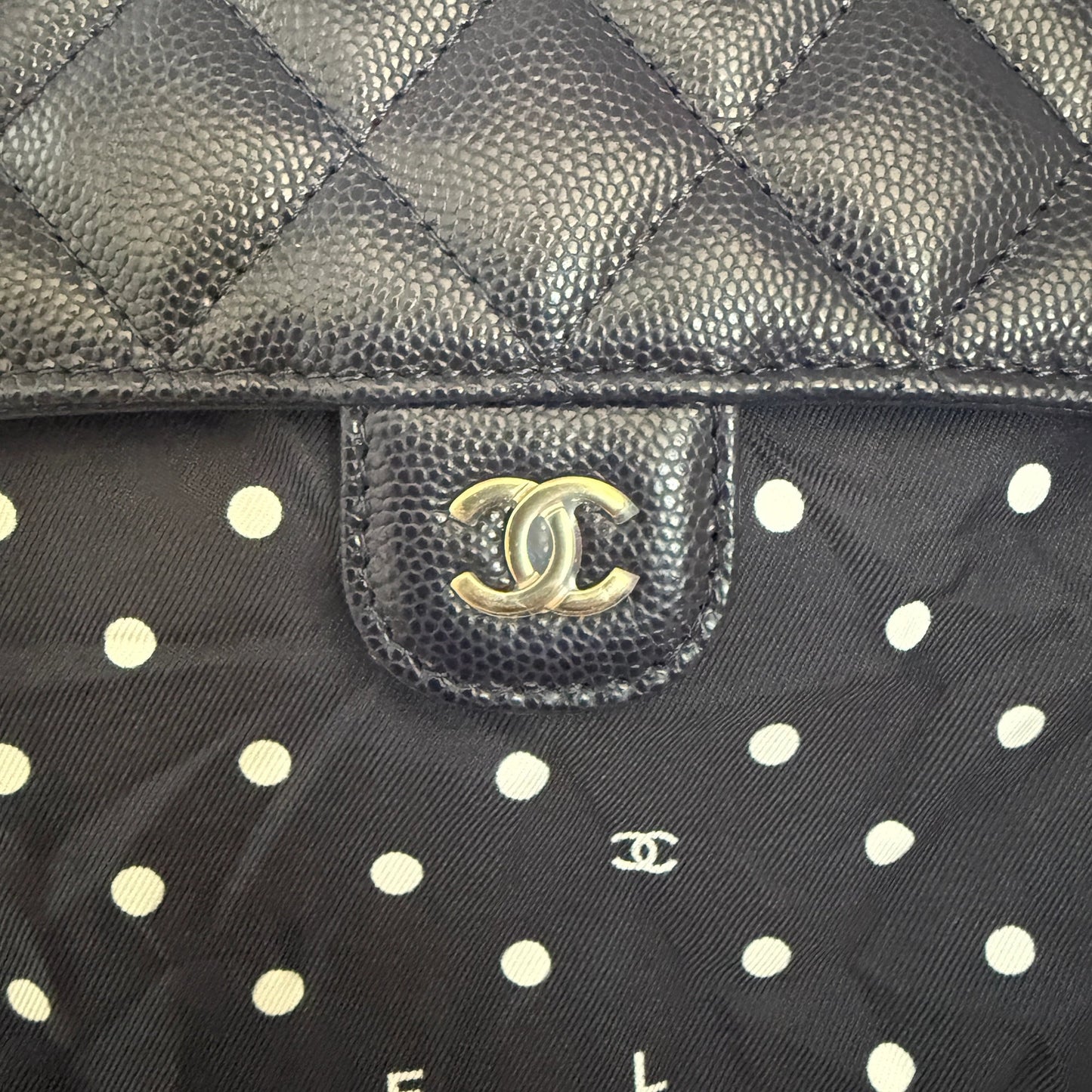 Chanel Quilted Foldable Chain Tote Bag Caviar mit Polka Dots Navyblau / neuwertig Chanel