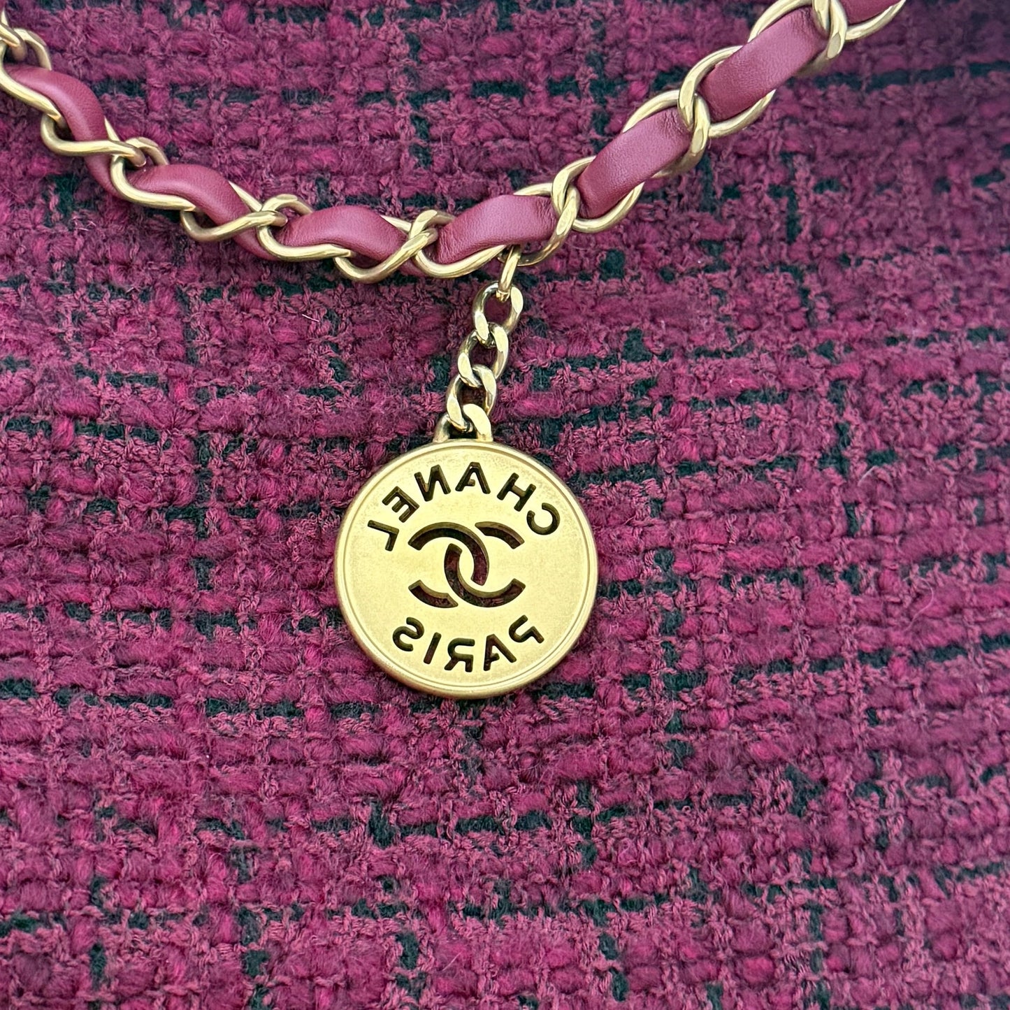 Chanel 22 mittelgroße Hobobag aus Tweed Burgunderrot goldene Hardware / neuwertig Chanel