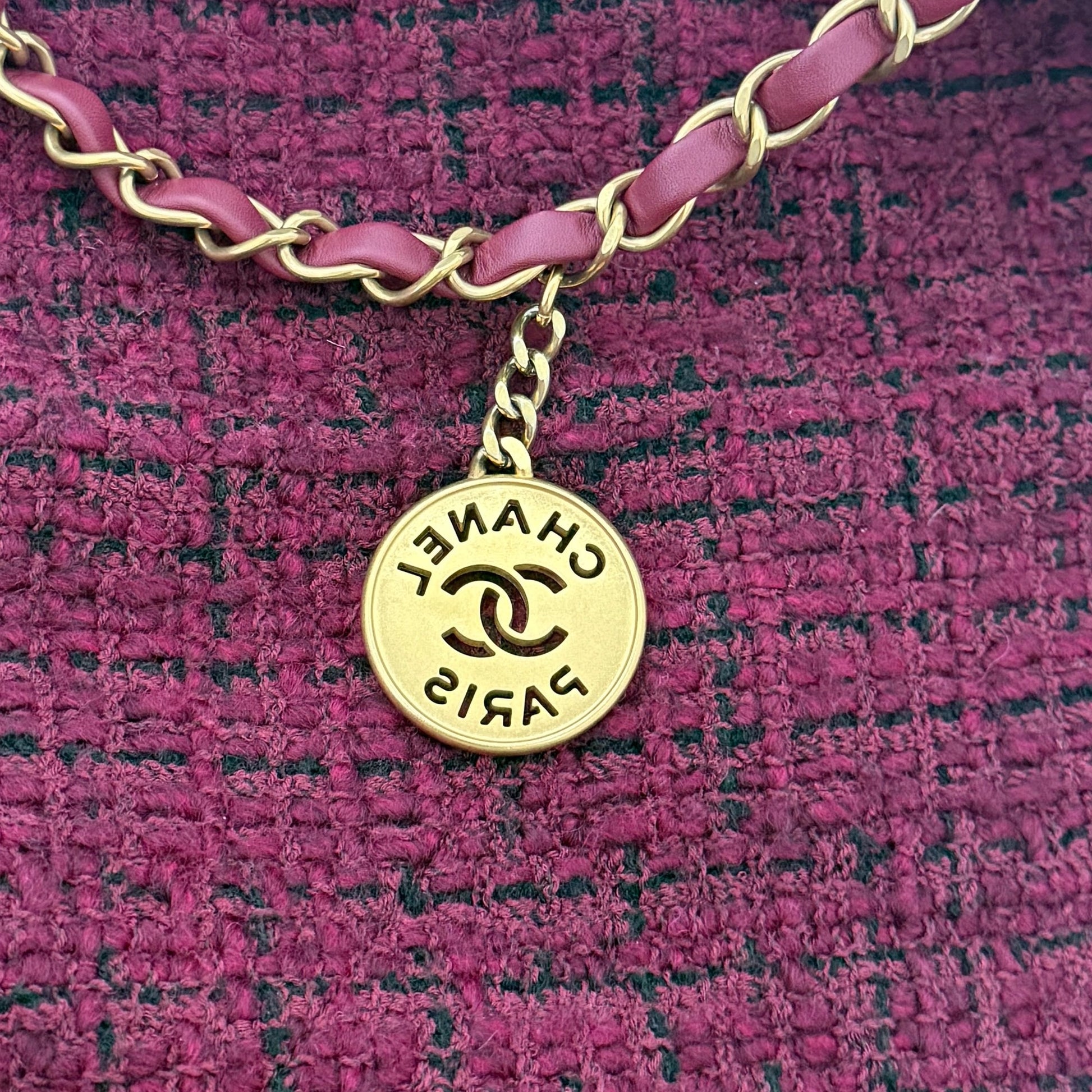 Chanel 22 mittelgroße Hobobag aus Tweed Burgunderrot goldene Hardware / neuwertig Chanel