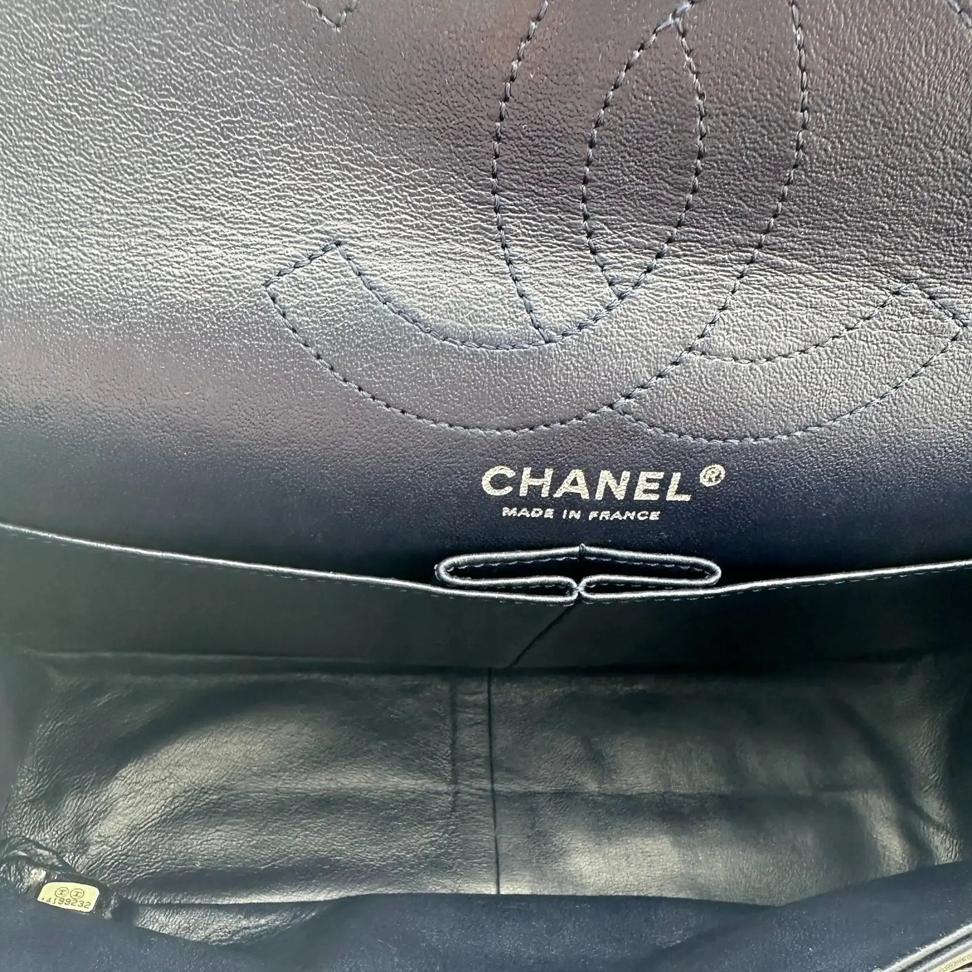 Chanel 2.55 Reissue 226 Medium Double Flap Bag Metallic Kalbsleder dunkelblau / sehr gut Chanel