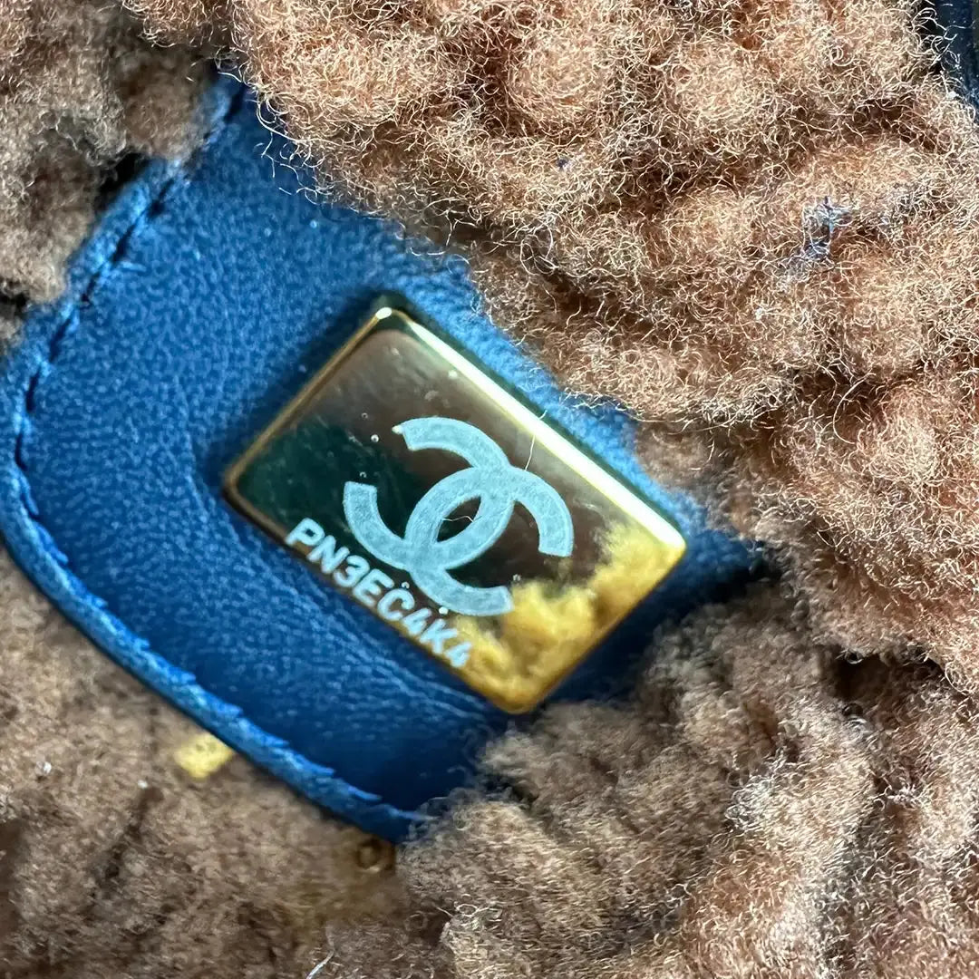 Chanel 22 kleine Hobobag aus Lammleder mit Lammfell / neuwertig Chanel