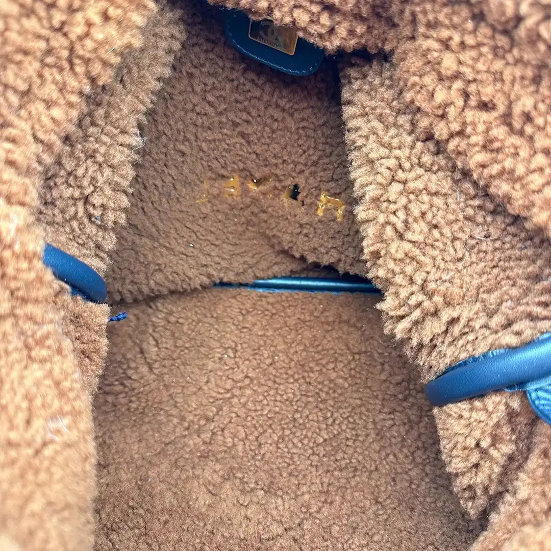 Chanel 22 kleine Hobobag aus Lammleder mit Lammfell / neuwertig Chanel