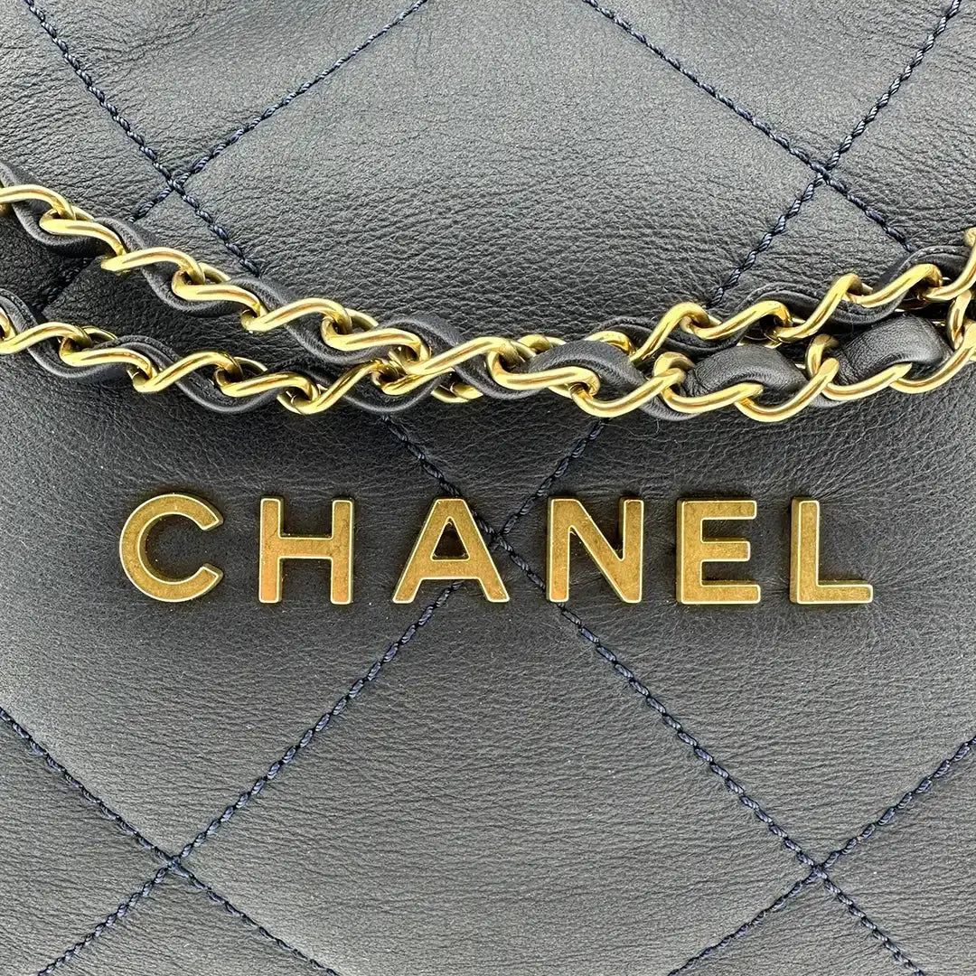 Chanel 22 kleine Hobobag aus Lammleder mit Lammfell / neuwertig Chanel