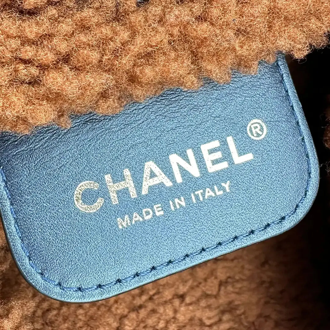 Chanel 22 kleine Hobobag aus Lammleder mit Lammfell / neuwertig Chanel