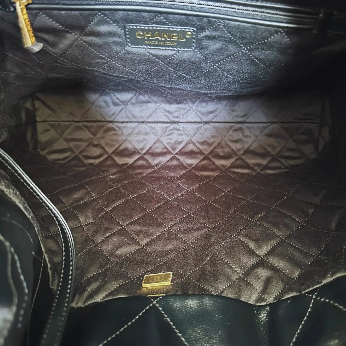 Chanel 22 mittelgoße Hobobag schwarz goldene Hardware 2025 Fullset / ungetragen Chanel