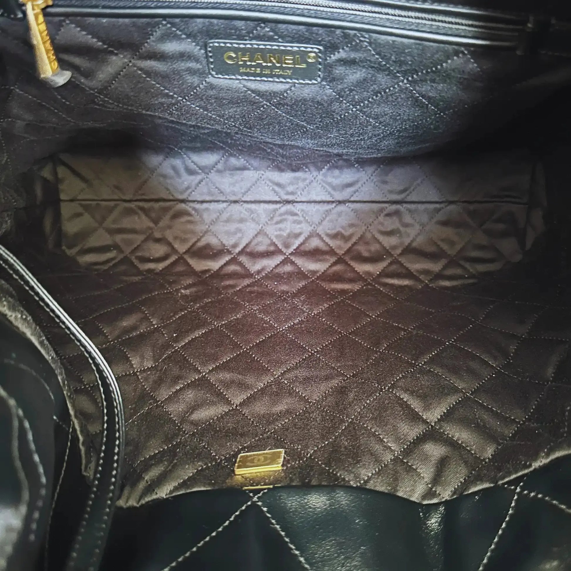 Chanel 22 mittelgoße Hobobag schwarz goldene Hardware 2025 Fullset / ungetragen Chanel