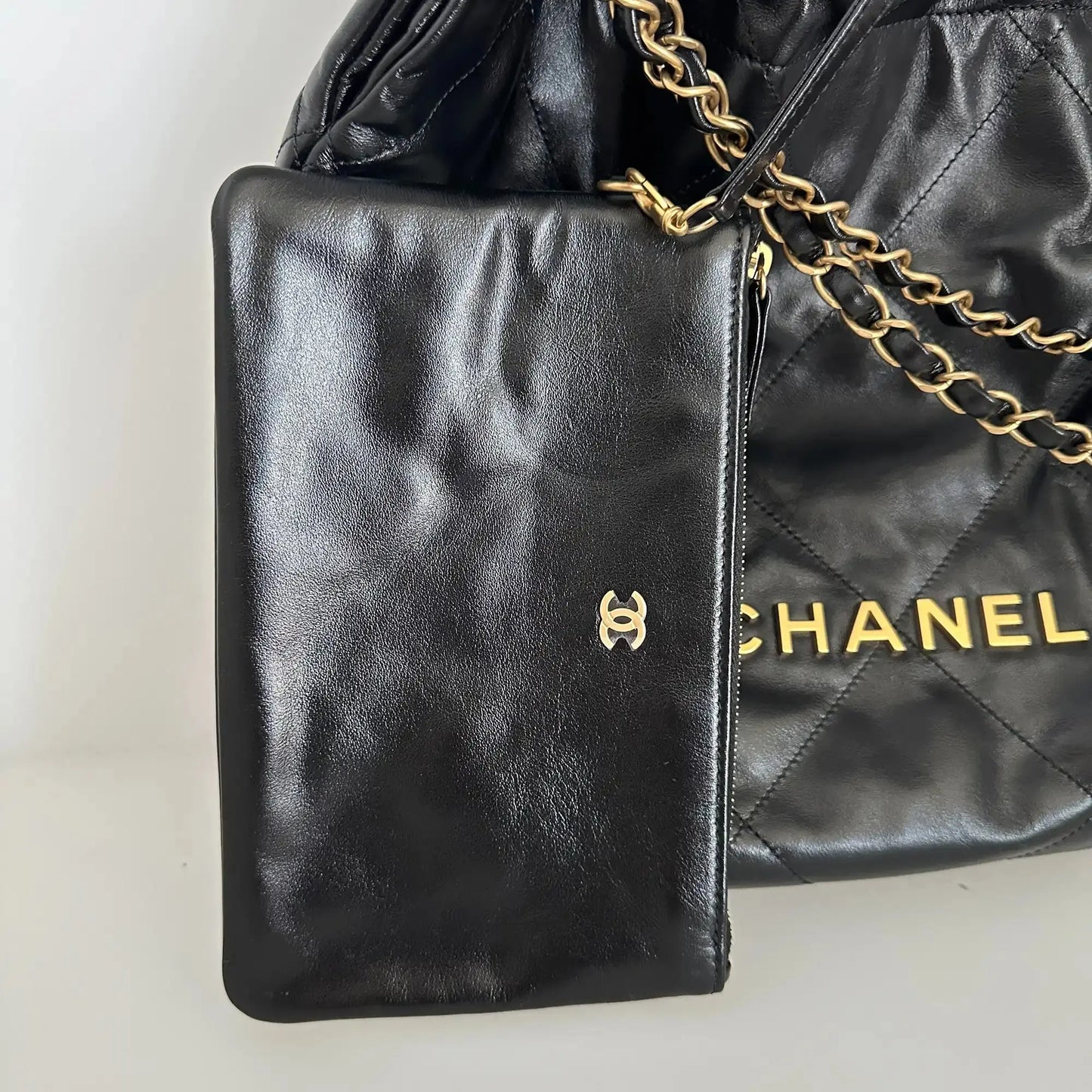 Chanel 22 mittelgoße Hobobag schwarz goldene Hardware 2025 Fullset / ungetragen Chanel