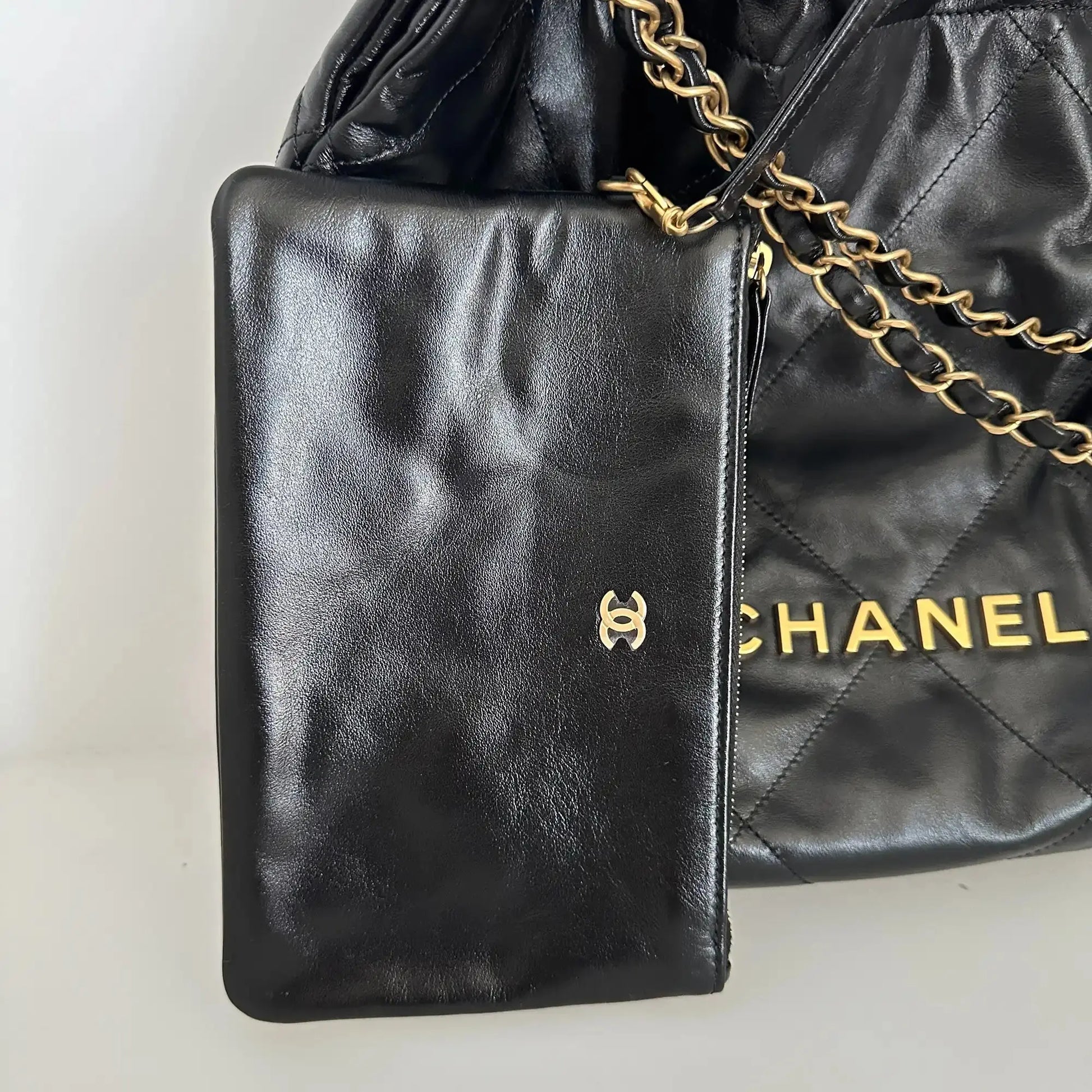 Chanel 22 mittelgoße Hobobag schwarz goldene Hardware 2025 Fullset / ungetragen Chanel
