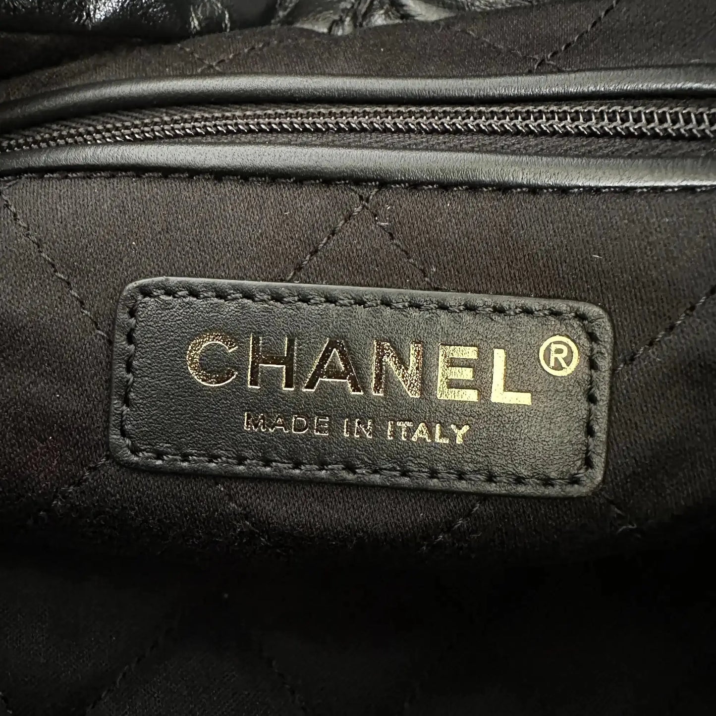 Chanel 22 mittelgoße Hobobag schwarz goldene Hardware 2025 Fullset / ungetragen Chanel