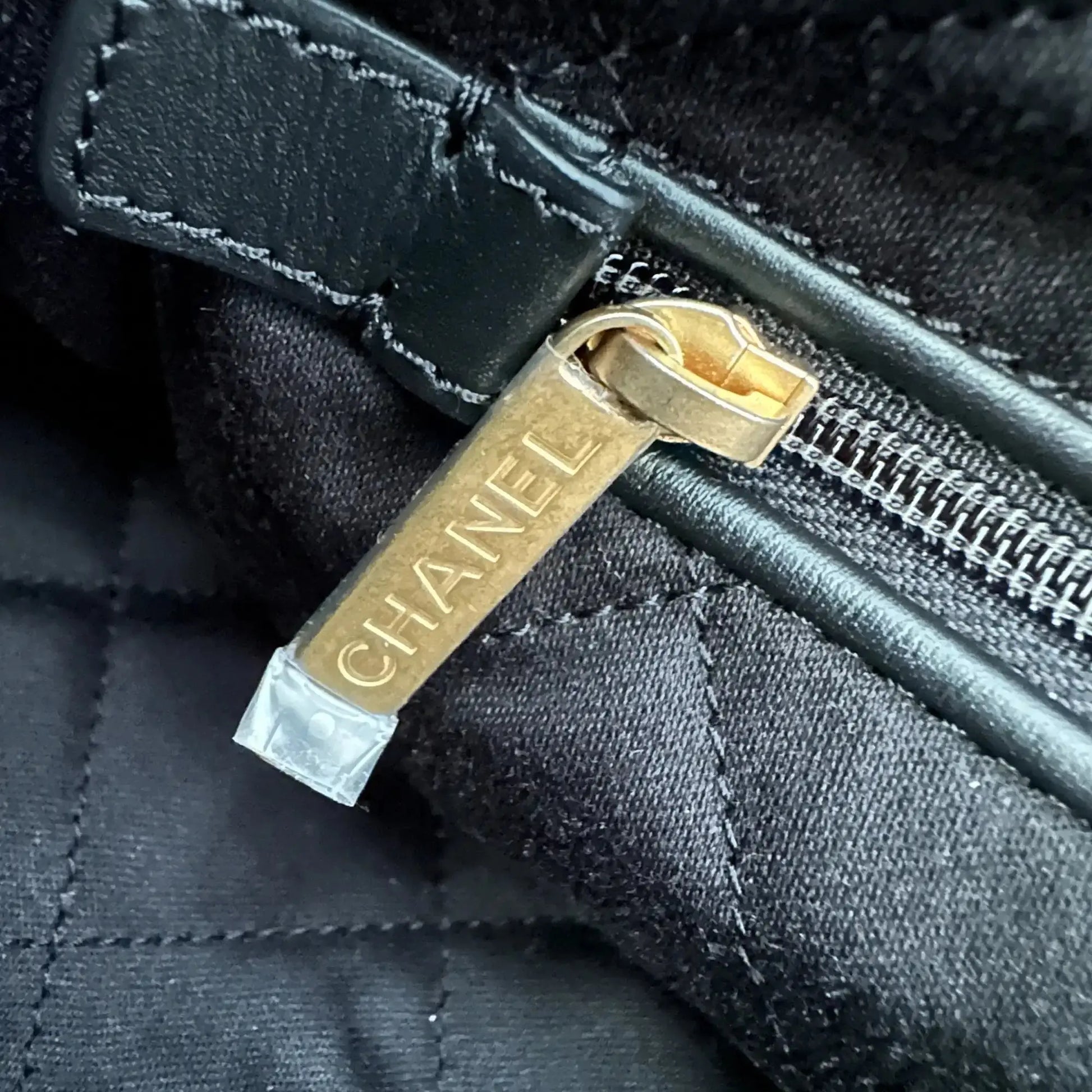 Chanel 22 mittelgoße Hobobag schwarz goldene Hardware 2025 Fullset / ungetragen Chanel