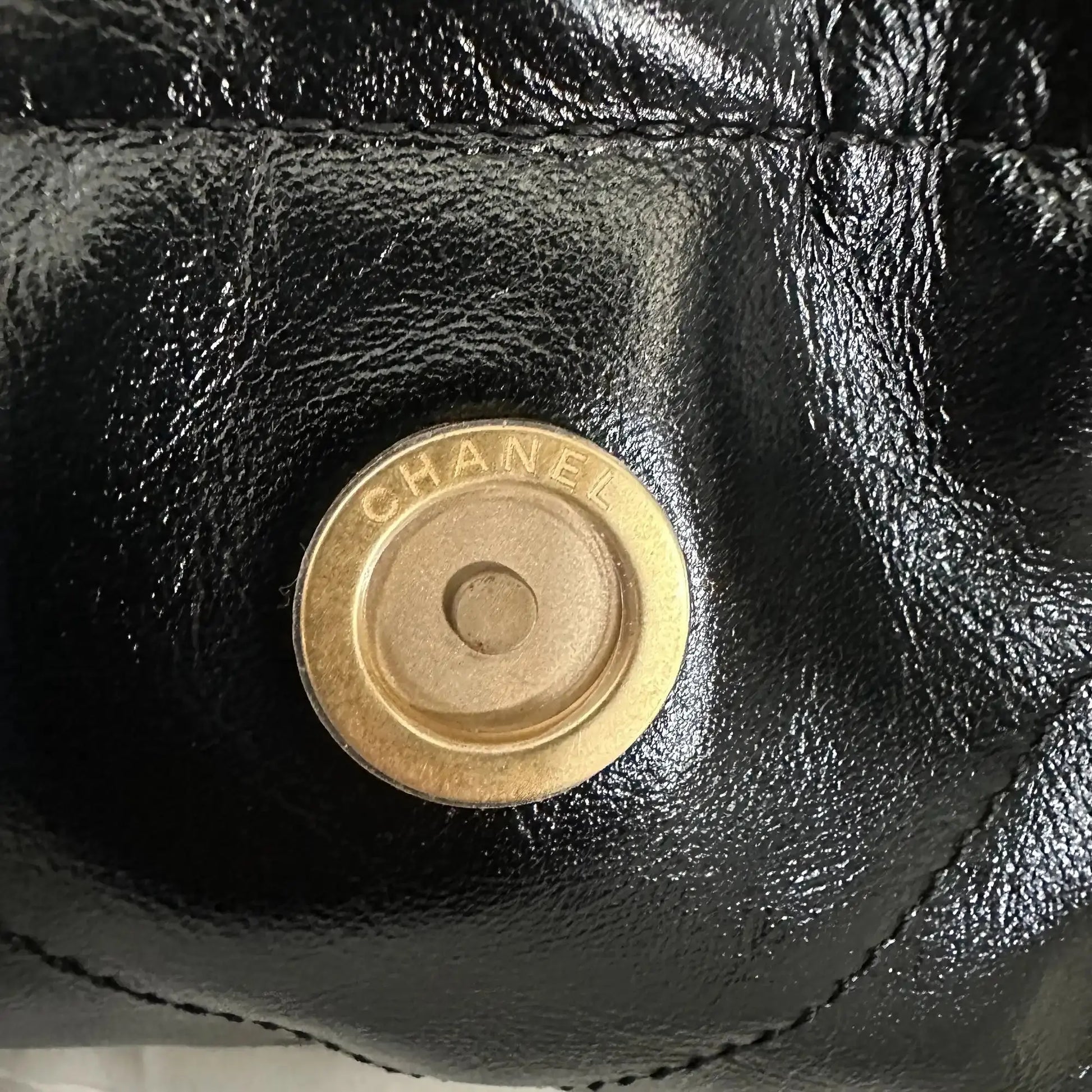 Chanel 22 mittelgoße Hobobag schwarz goldene Hardware 2025 Fullset / ungetragen Chanel