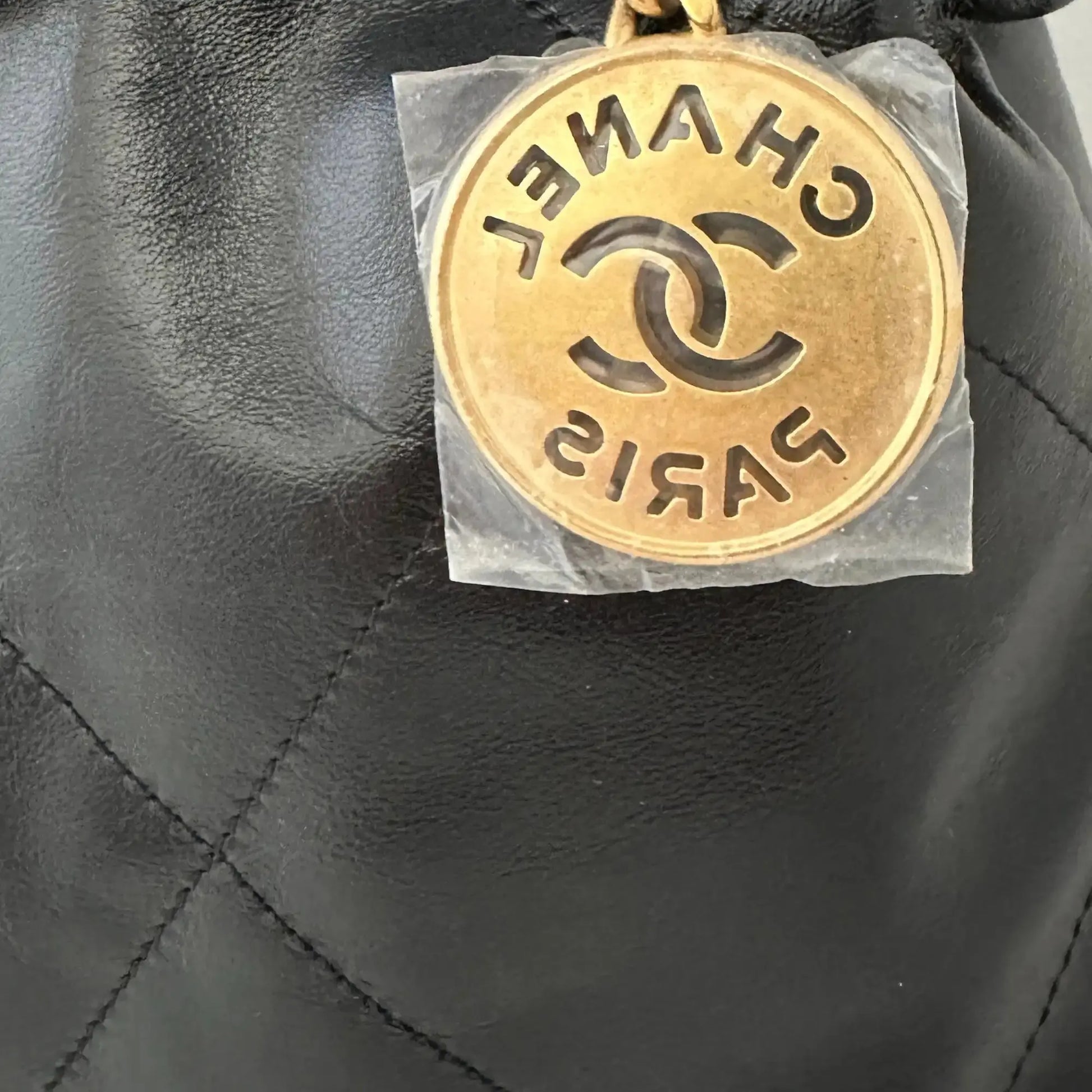 Chanel 22 mittelgoße Hobobag schwarz goldene Hardware 2025 Fullset / ungetragen Chanel