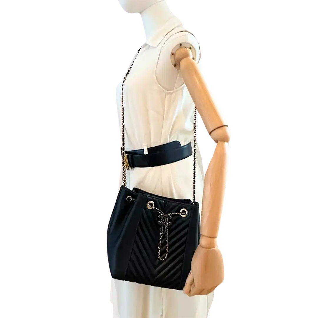 Chanel Bucket Bag Drawstring Chevron Kalbsleder / sehr gut Chanel