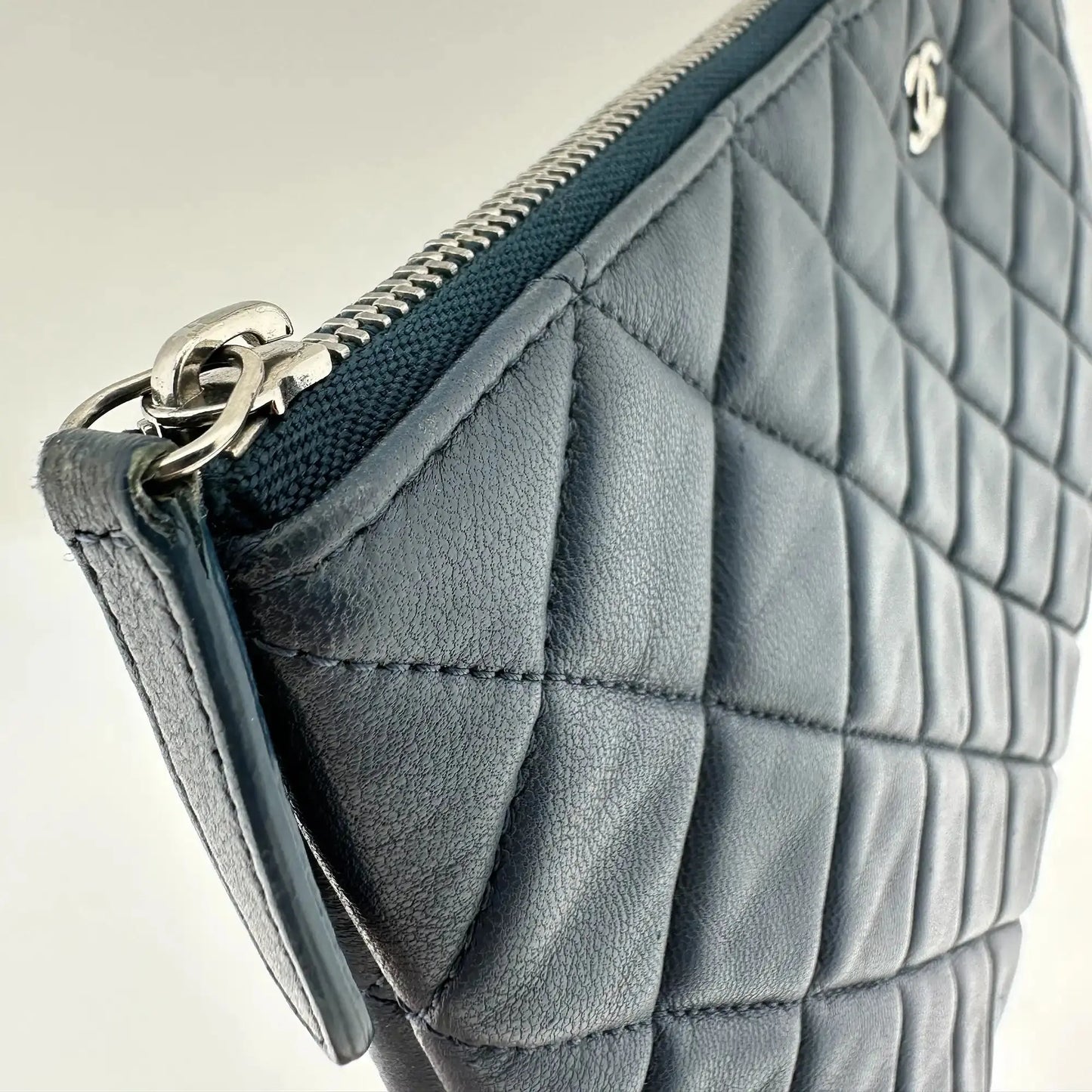 Chanel Coco Mark Pouch Matelasse Clutch dunkelblau / sehr gut Chanel