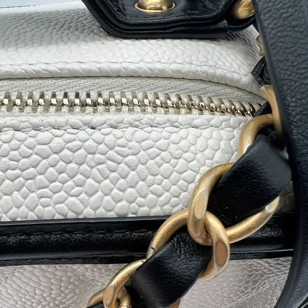 Chanel Vanity Case Bag CC Kaviar Leder schwarz weiß / sehr gut Chanel