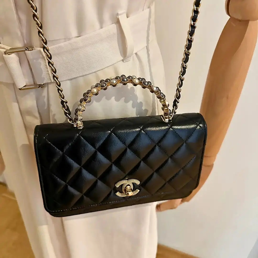 Chanel limited Wallet on Chain Pearl Top Handle glänzendes Lammleder / sehr gut Chanel