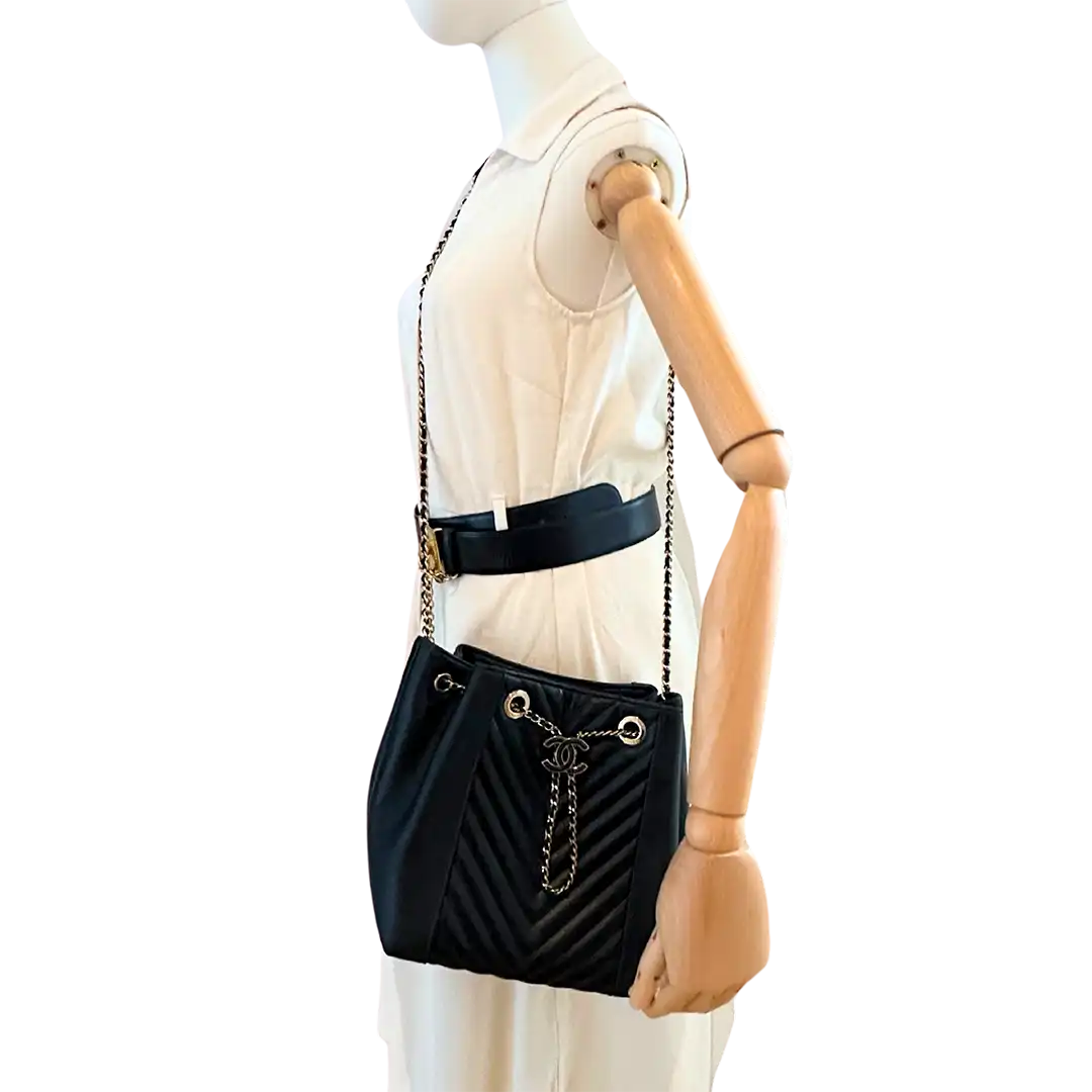 Chanel Bucket Bag Drawstring Chevron Kalbsleder / sehr gut Chanel