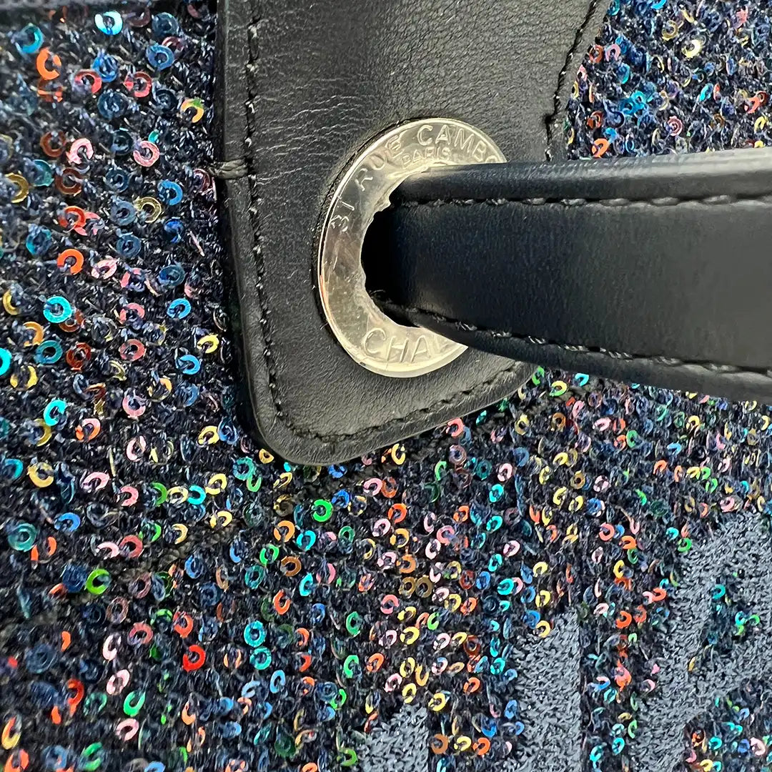 Chanel Deauville Pailetten blau hardware