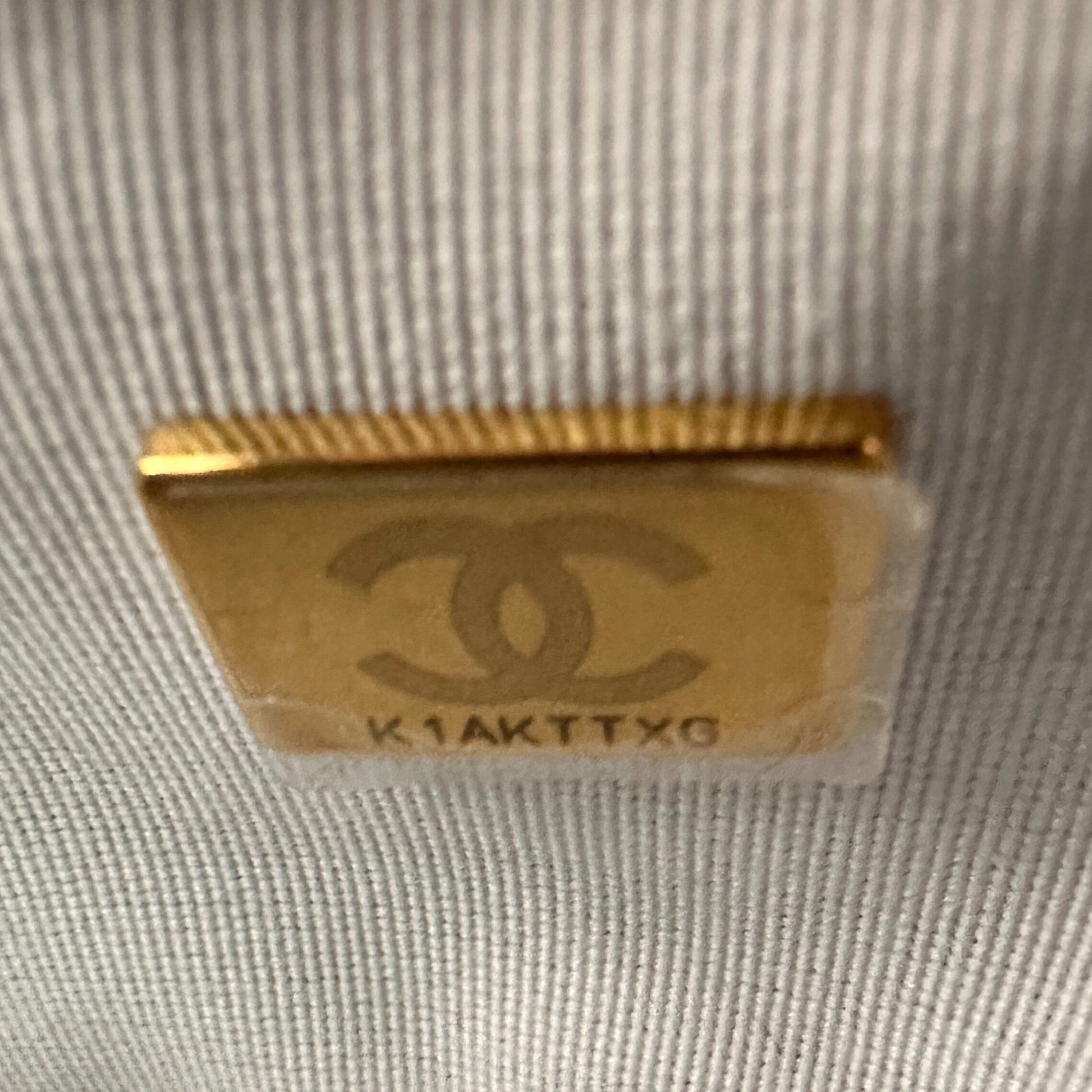 Chanel Mini Flap Bag aus hellblauem Puffer-Lammleder Fullset / neuwertig Chanel