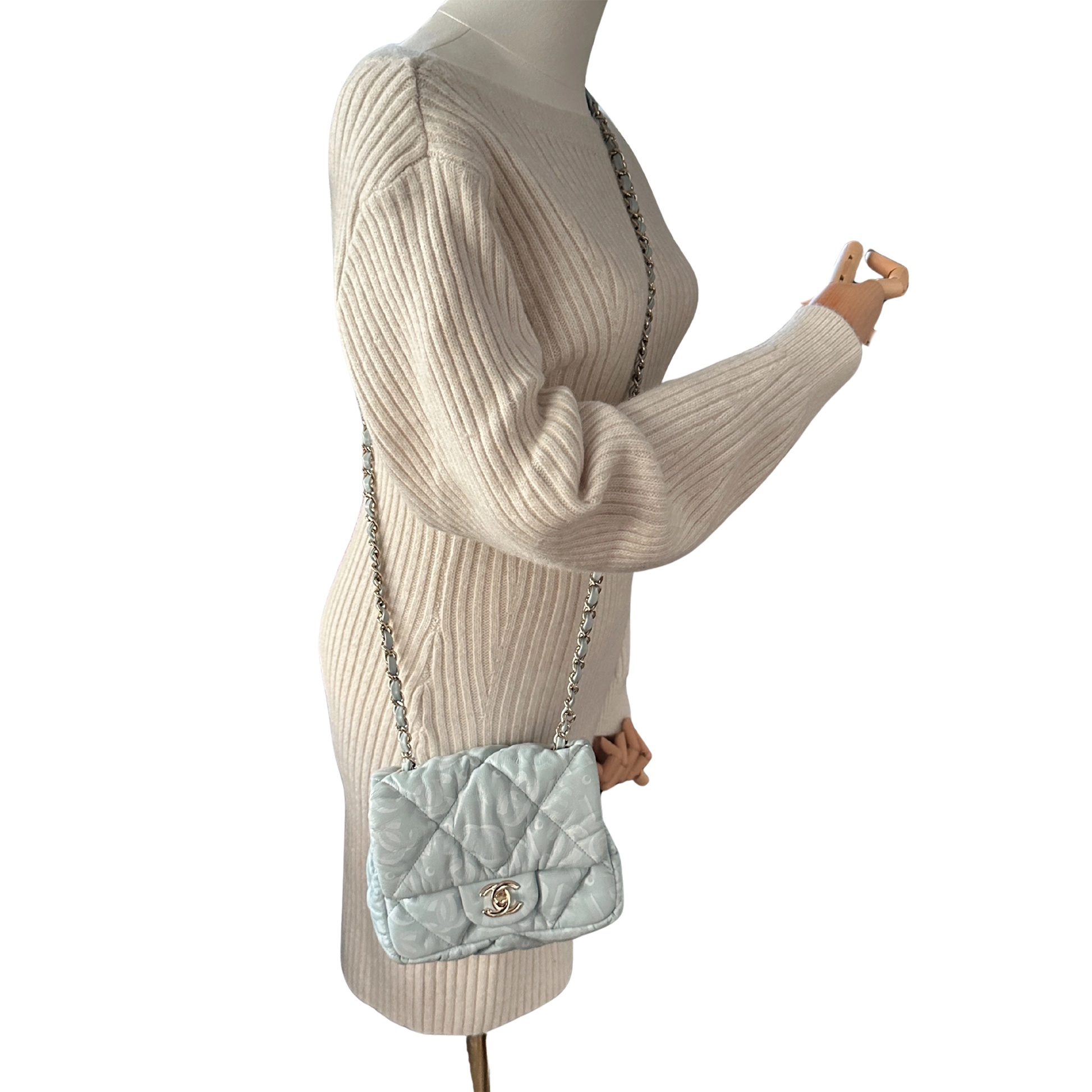 Chanel Mini Flap Bag aus hellblauem Puffer-Lammleder Fullset / neuwertig Chanel