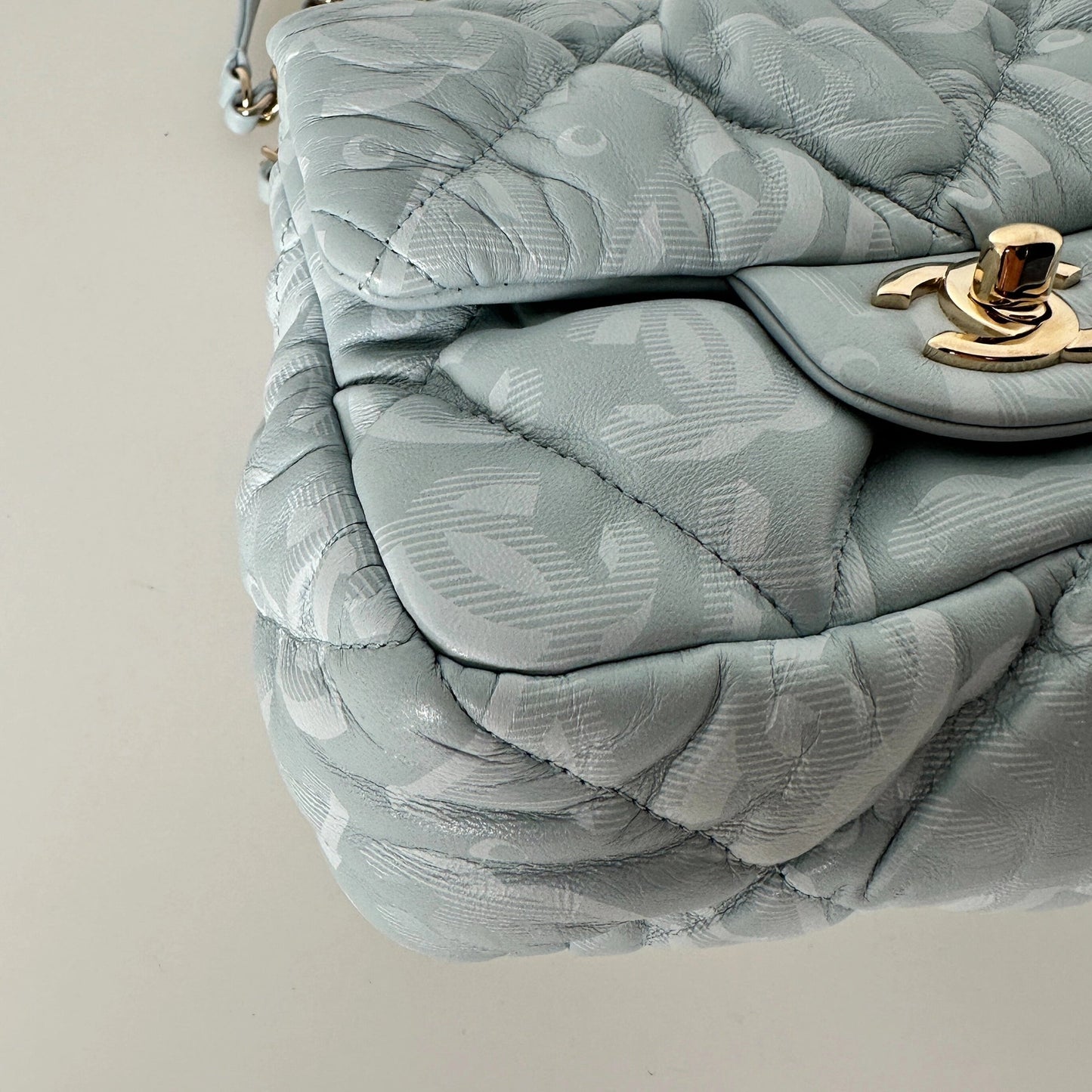 Chanel Mini Flap Bag aus hellblauem Puffer-Lammleder Fullset / neuwertig Chanel