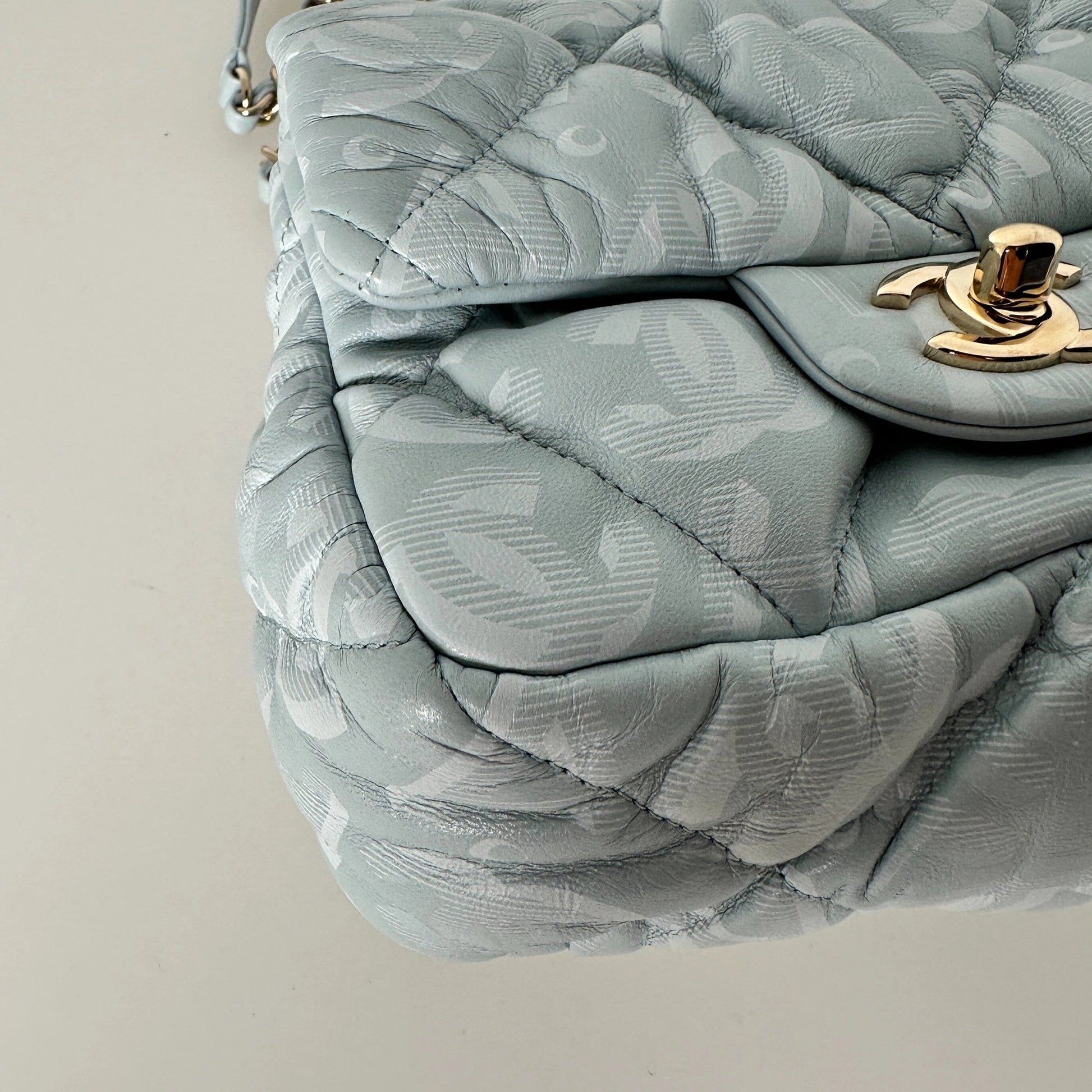 Chanel Mini Flap Bag aus hellblauem Puffer-Lammleder Fullset / neuwertig Chanel