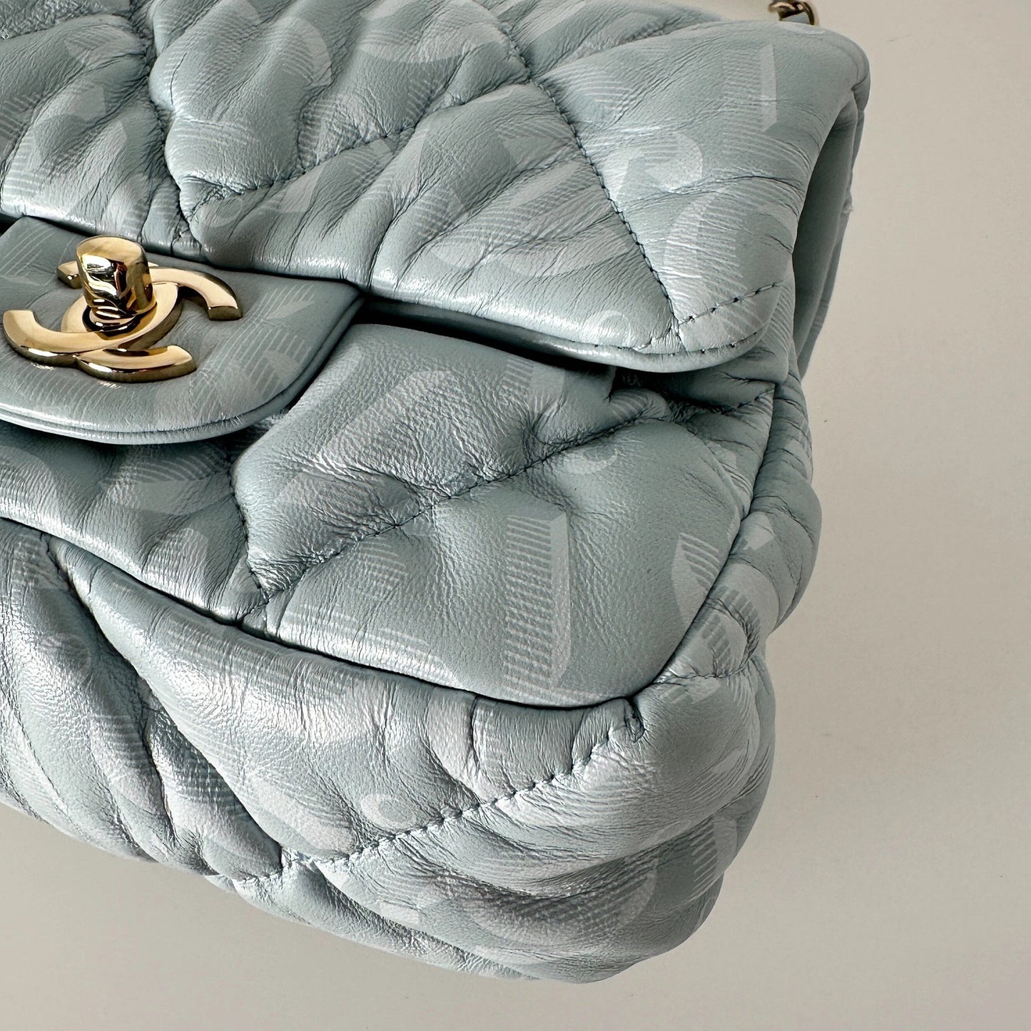 Chanel Mini Flap Bag aus hellblauem Puffer-Lammleder Fullset / neuwertig Chanel