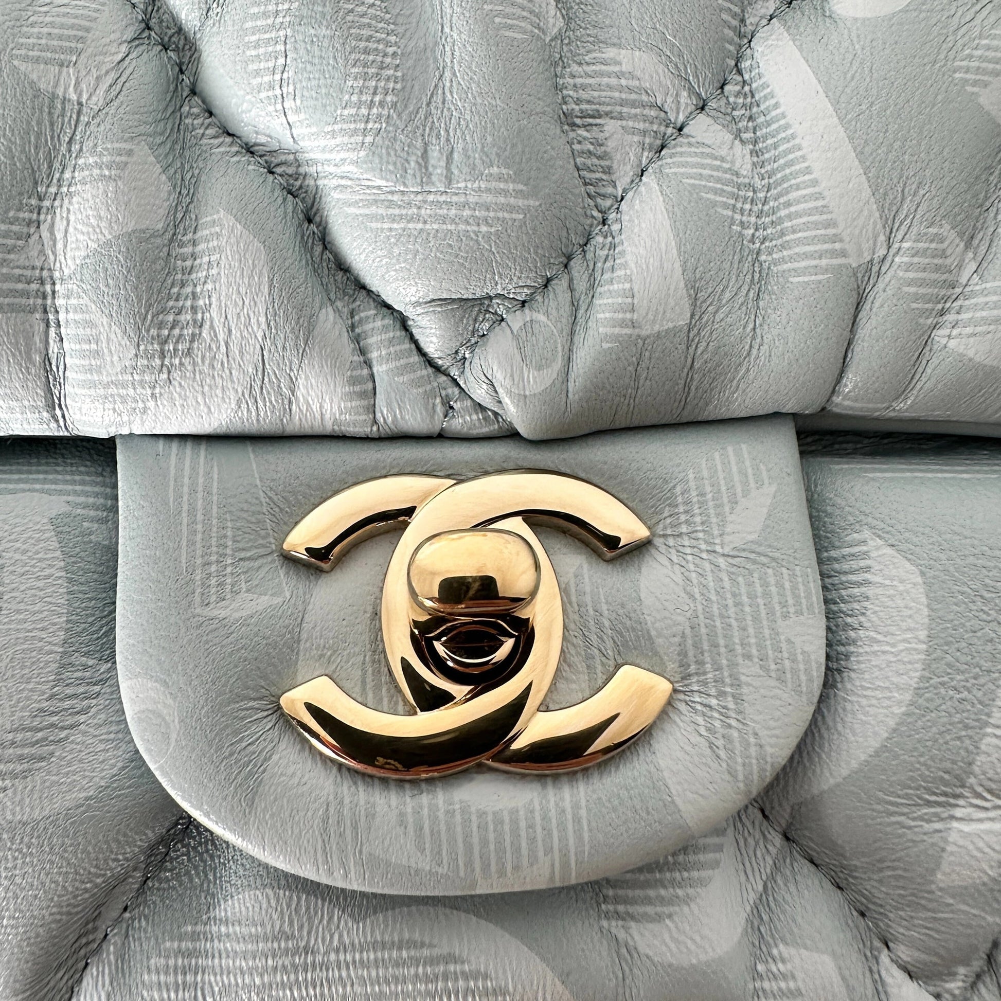Chanel Mini Flap Bag aus hellblauem Puffer-Lammleder Fullset / neuwertig Chanel