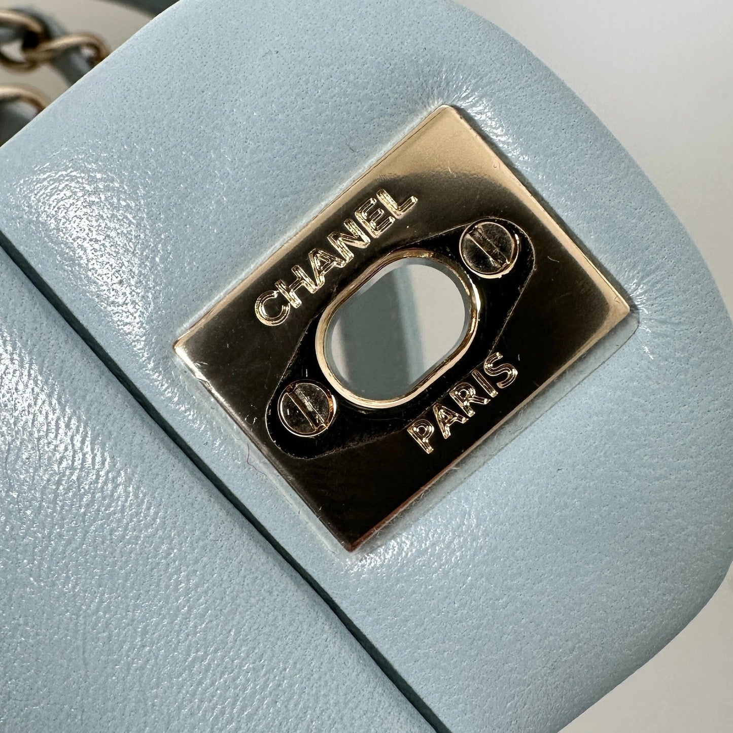 Chanel Mini Flap Bag aus hellblauem Puffer-Lammleder Fullset / neuwertig Chanel