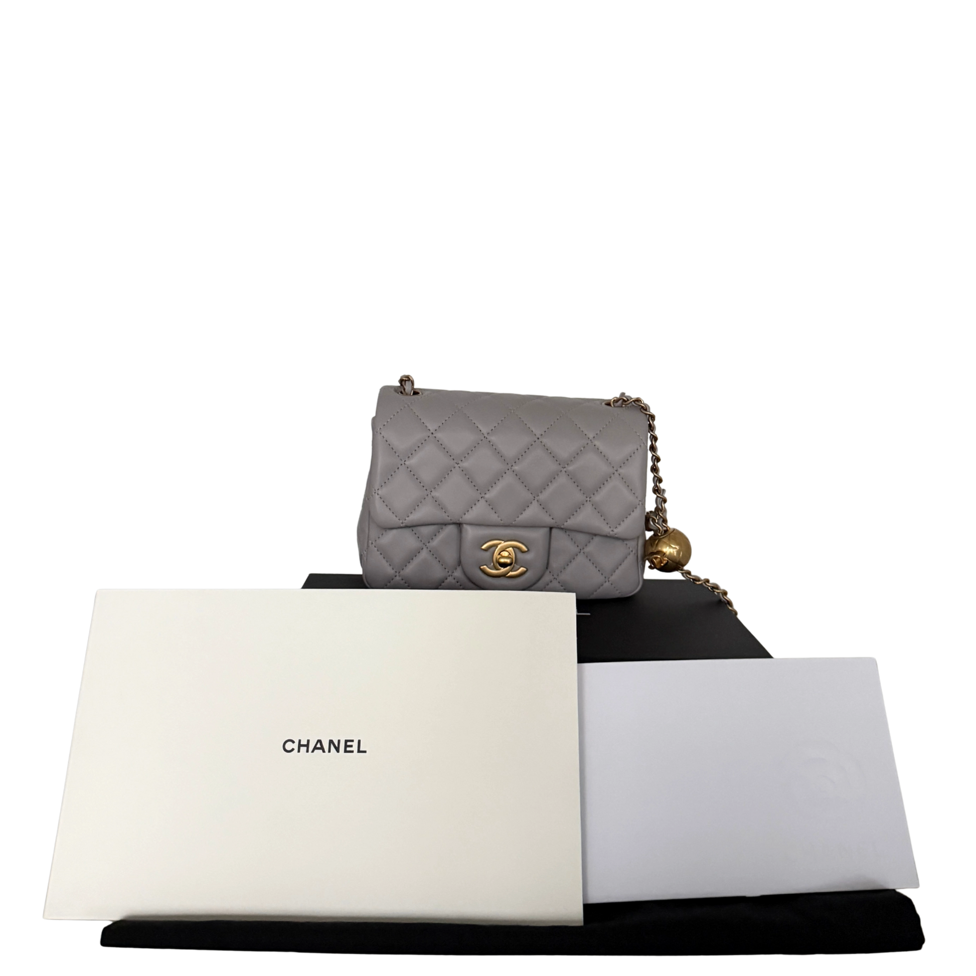 Chanel Kleine Pattentasche Lammleder und goldfarbenes Metall Hellgrau / neuwertig Chanel