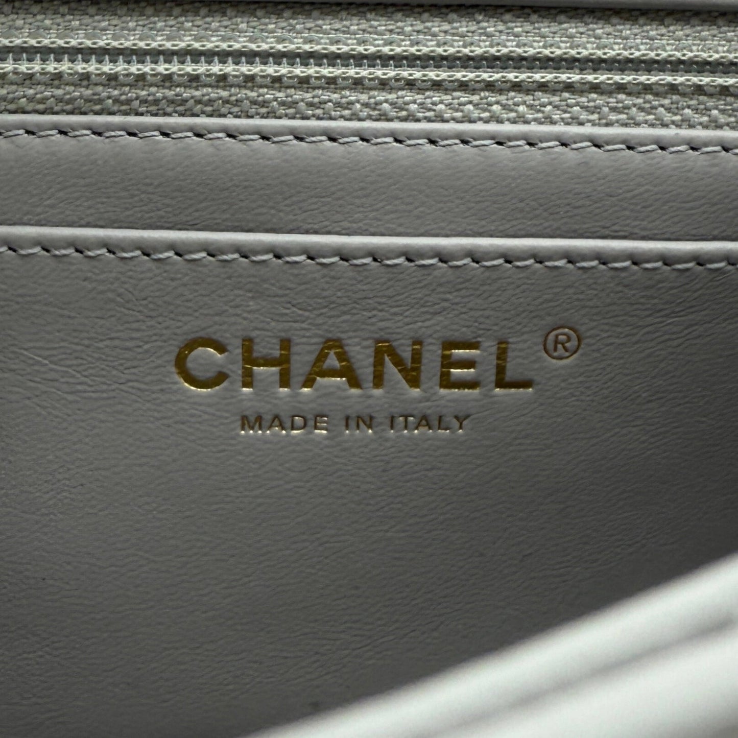 Chanel Kleine Pattentasche Lammleder und goldfarbenes Metall Hellgrau / neuwertig Chanel