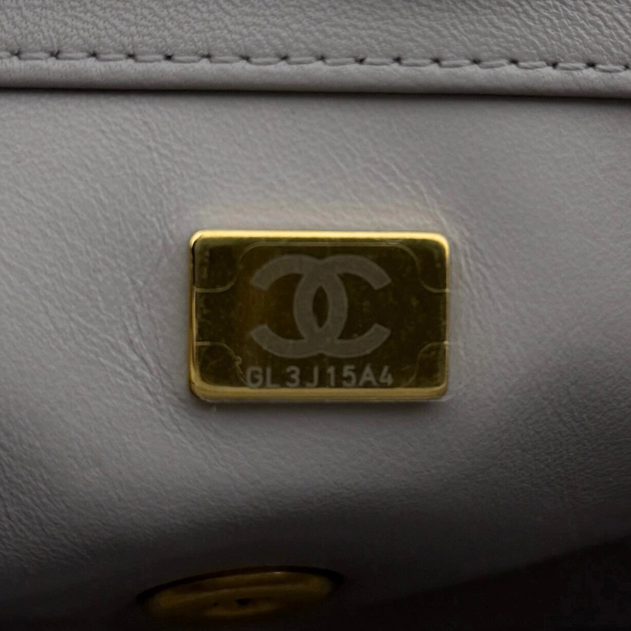 Chanel Kleine Pattentasche Lammleder und goldfarbenes Metall Hellgrau / neuwertig Chanel