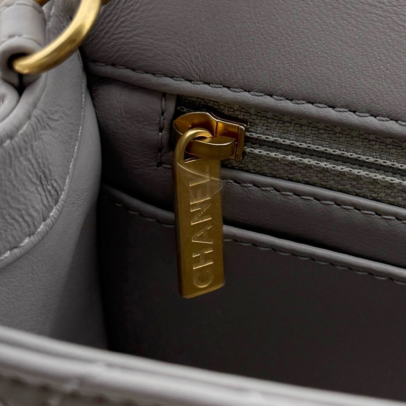 Chanel Kleine Pattentasche Lammleder und goldfarbenes Metall Hellgrau / neuwertig Chanel