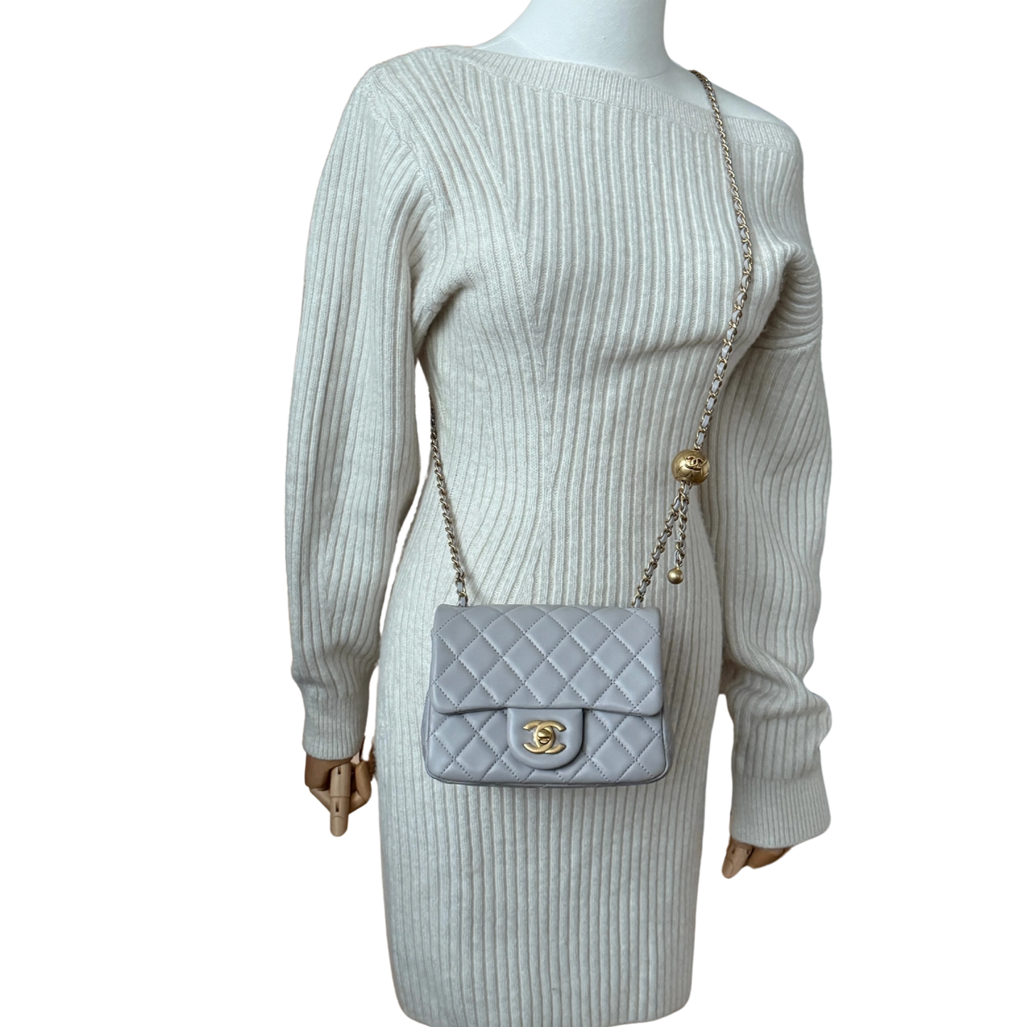 Chanel Kleine Pattentasche Lammleder und goldfarbenes Metall Hellgrau / neuwertig Chanel