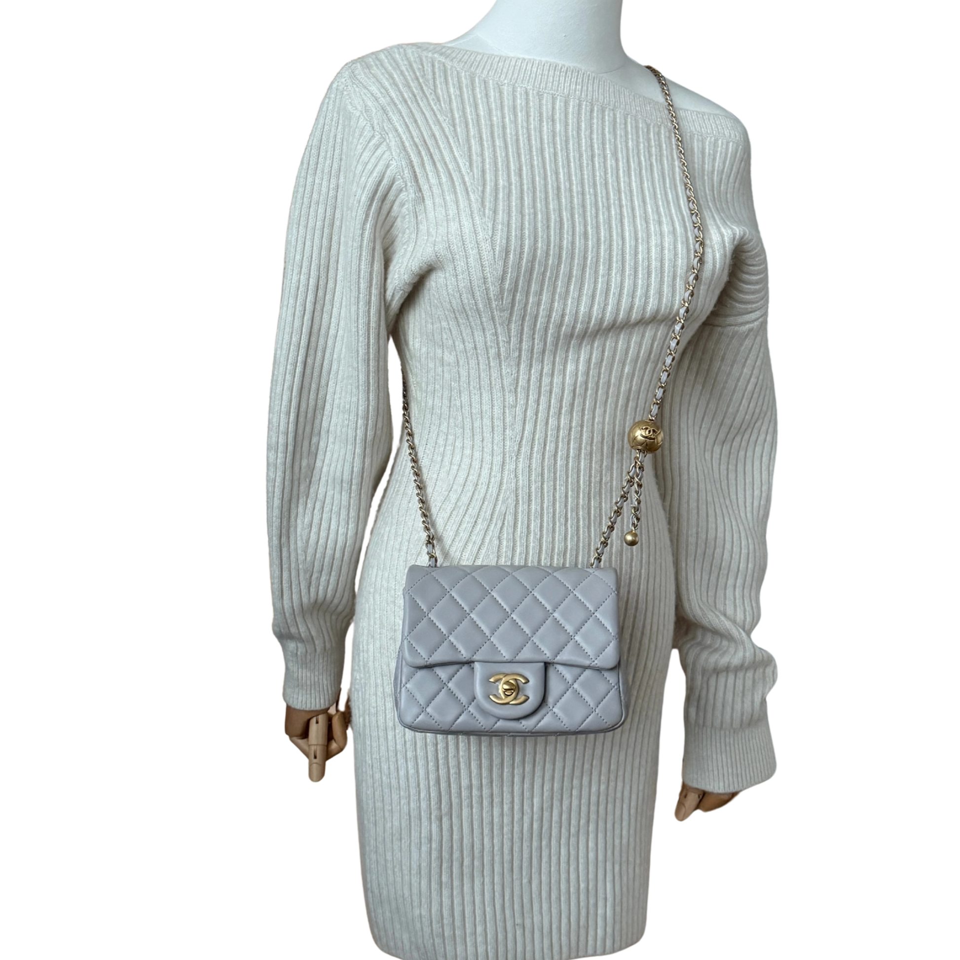 Chanel Kleine Pattentasche Lammleder und goldfarbenes Metall Hellgrau / neuwertig Chanel