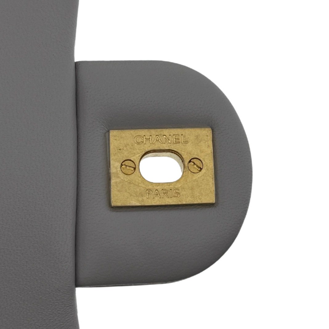 Chanel Kleine Pattentasche Lammleder und goldfarbenes Metall Hellgrau / neuwertig Chanel