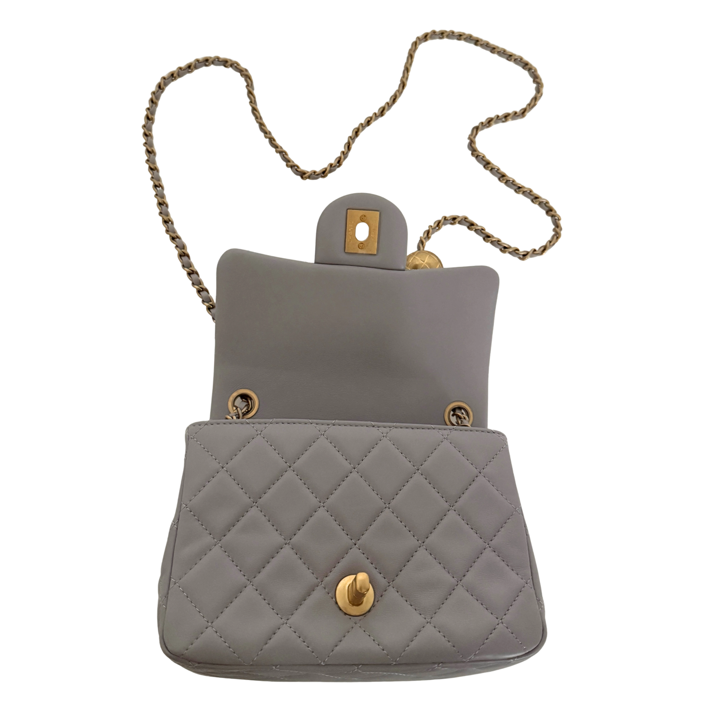 Chanel Kleine Pattentasche Lammleder und goldfarbenes Metall Hellgrau / neuwertig Chanel